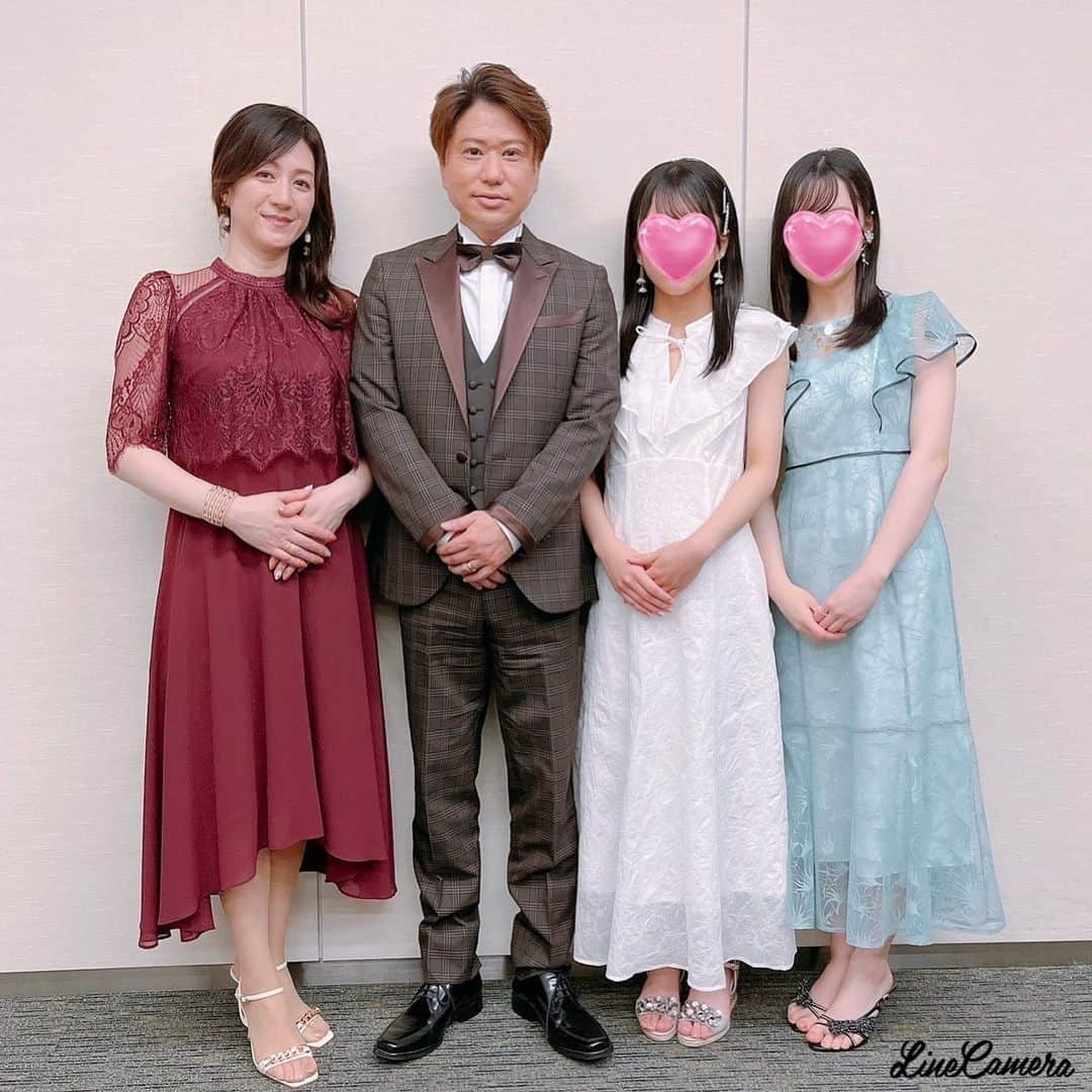 野々村友紀子さんのインスタグラム写真 - (野々村友紀子Instagram)「娘2人、TV初顔出しです🌿 あっ　小さい頃はありましたね 育ってからは初  今夜6月21日（水）21:00〜日テレ【モストバリュアブル芸能人】  なんと修士くんが『芸能界 家族溺愛パパ王』にノミネートされました😆  ということで、家族総出でパパを応援！ 娘たちも協力してくれ、オンエアでは初の顔出し出演を果たします。  大きくなりましたよー！  私が着ているステキなドレスはこちらのもの↓ @kana.dress.official   イヤリング＆バングルはこちら↓ @abiste_official」6月21日 16時15分 - nonomura_yukiko