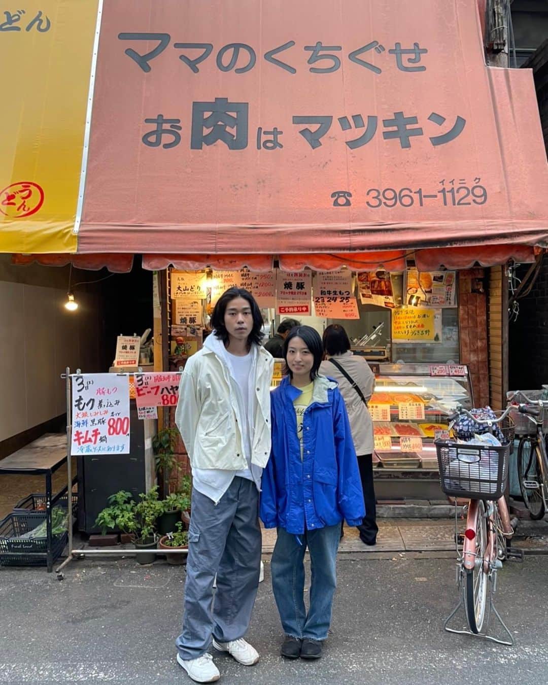 AO のインスタグラム：「光る鯨🐳 オフショットたち✨ クラウドファンデングあと10日で終了です‼︎ 写真4枚目の劇中に出てくる“光る鯨本”や“サイン入り台本”もリターン品であります✨ ぜひページだけでも覗いてみてください〜🙋‍♀️ プロフィール欄にURL貼ってあります‼︎ #光る鯨#クラウドファンデング#映画#映画クラウドファンディング」