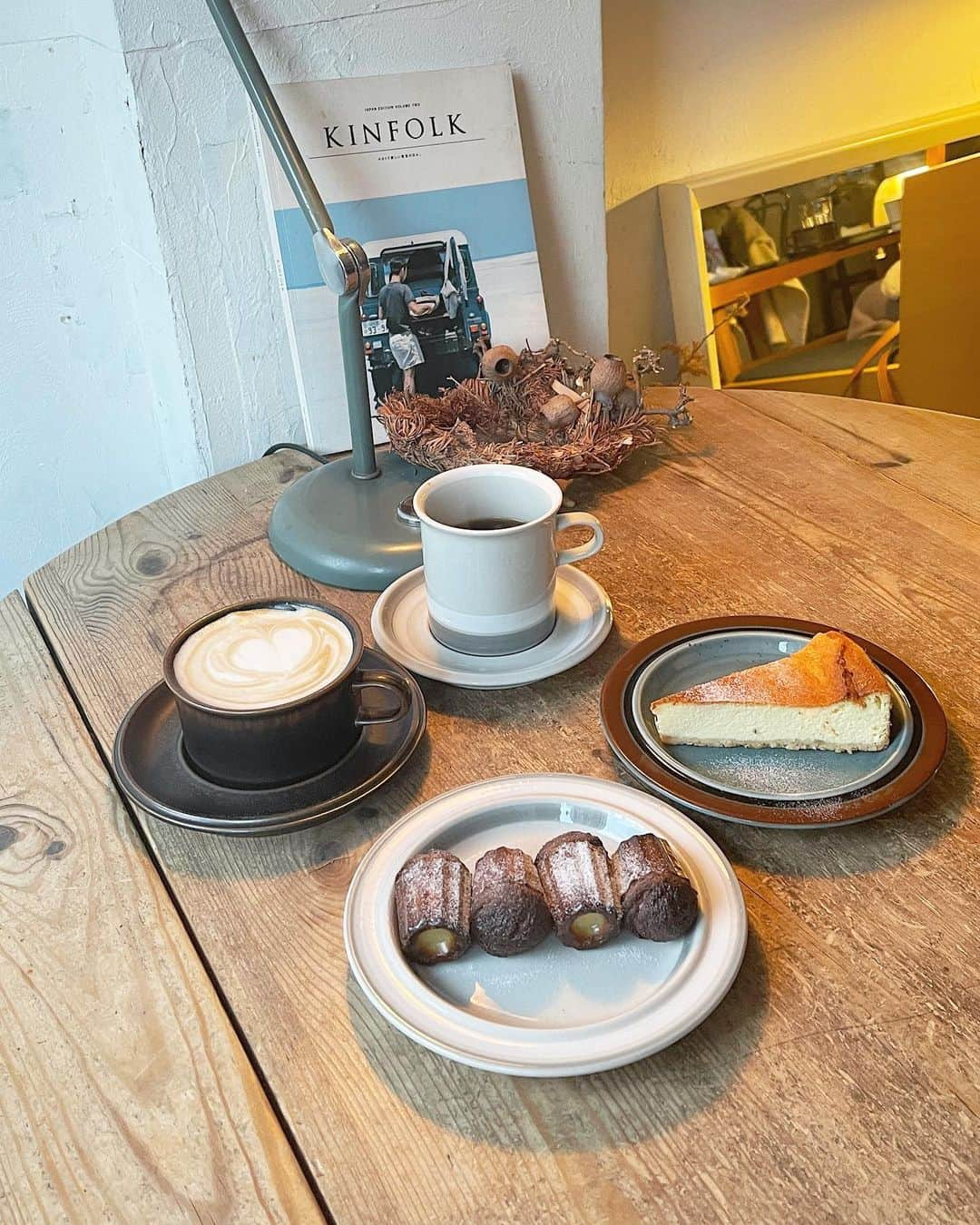 山本瑠香のインスタグラム：「北浜のカフェ☕️🍴  カヌレとチーズケーキを♡ お店の雰囲気と食器がオシャレで めっちゃすきなカフェ‼︎  夜まで営業してるから 夜カフェでもまた行きたいなあ🌃 . . . #北浜カフェ #北浜 #北浜グルメ #大阪カフェ #大阪グルメ  #大阪 #大阪夜カフェ #北浜夜カフェ #カヌレ #チーズケーキ  #cafe #spectaclekitahama」