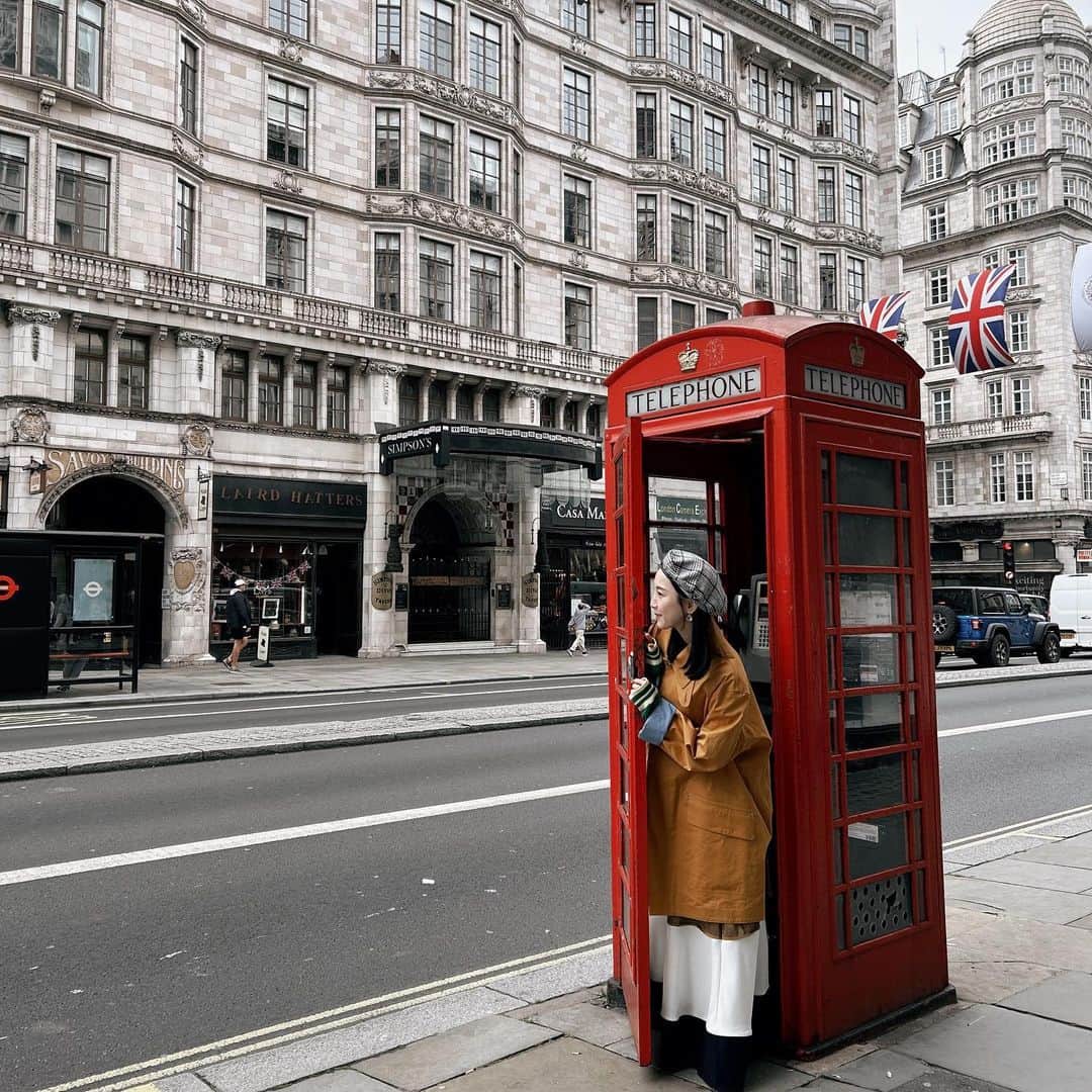 松井玲奈さんのインスタグラム写真 - (松井玲奈Instagram)「『ハリー・ポッター』の映画を見た方なら、おっ？！と思う赤い電話ボックス。 イギリスの街のそこかしこにありました。日常に溶け込んでいる物だからこそ、魔法省への入り口に使われていたのかな？ #世界ふしぎ発見」6月21日 16時24分 - renamatui27