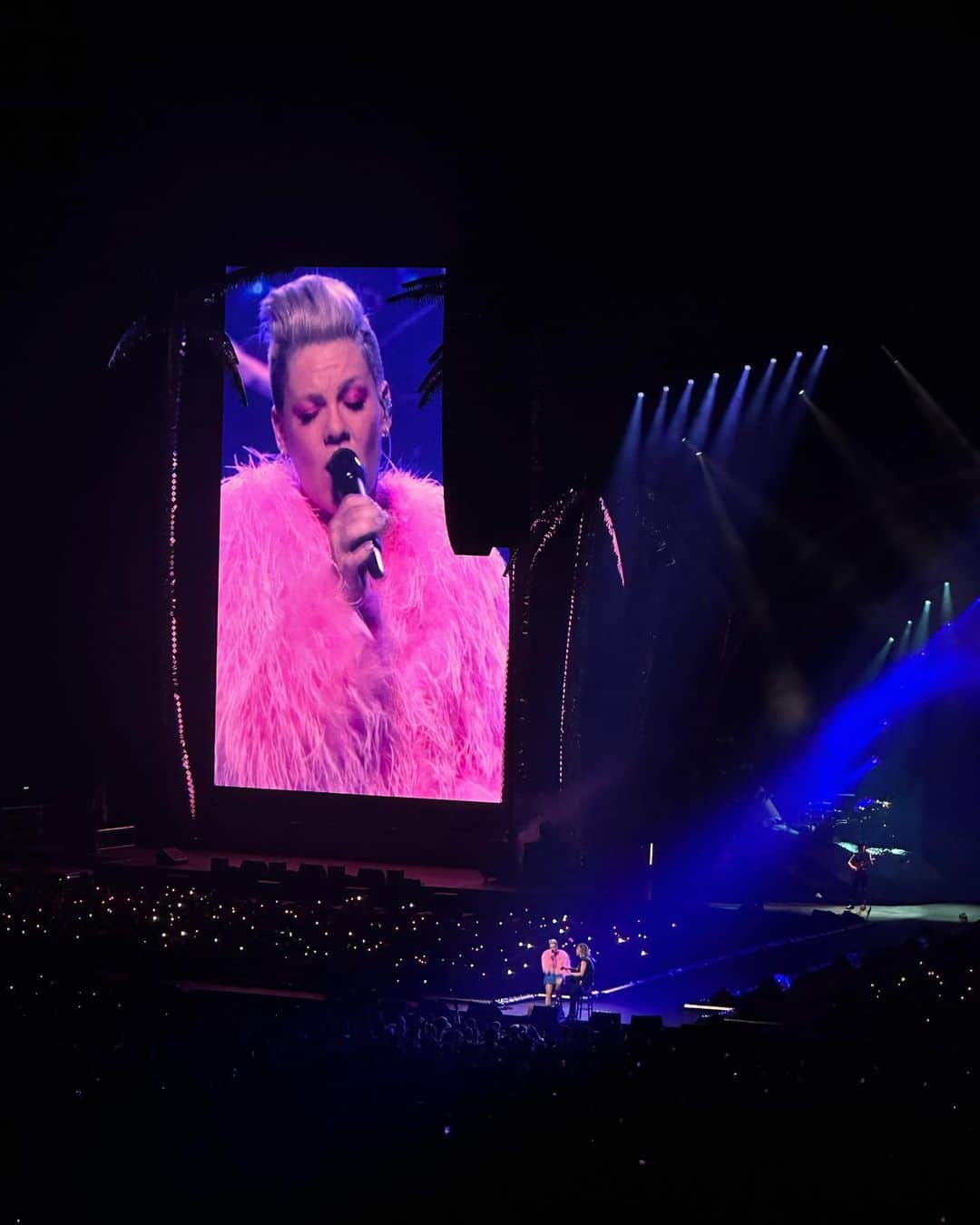 sananasさんのインスタグラム写真 - (sananasInstagram)「She is still a rockstar👩🏻‍🎤Merci @cupra_france d’avoir réalisé un rêve d’enfant ! @pink a été IN-CROY-ABLE ! La performance, ses échanges constants avec ses fans, son humour, son énergie, sa voix 🤩J’ai toujours adoré ses chansons et sa personnalité mais alors là ! Bravo Madame 👏🏻L’un des meilleurs concerts que j’ai vu !! Bon par contre mon coeur s’arrêtait presque quand elle faisait ses acrobaties là 😂  #SummerCarnival #SummerCarnivalTour #Pink」6月21日 16時26分 - sananas2106