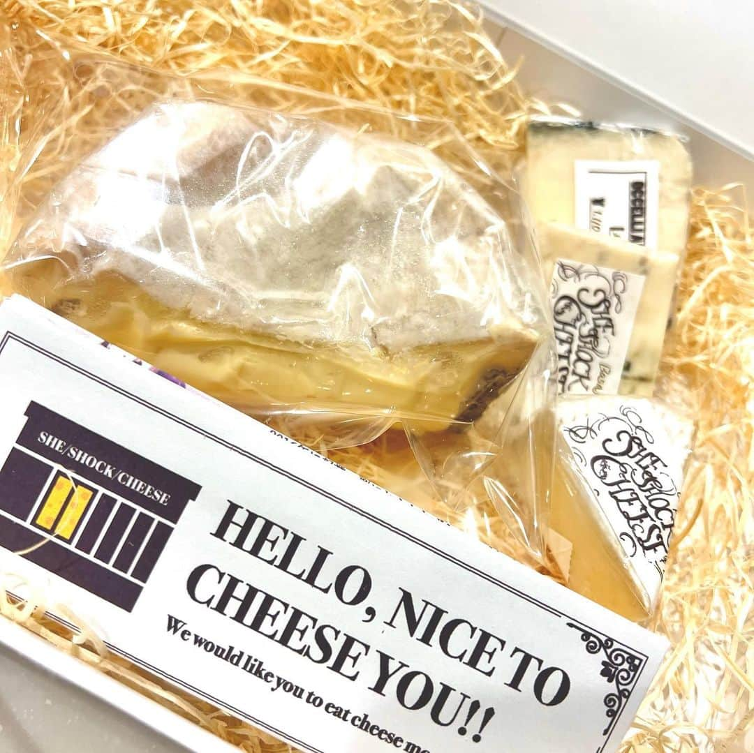 北川楓夏さんのインスタグラム写真 - (北川楓夏Instagram)「チーズのサブスク始めてみました🧀 弘前にあるチーズ専門店sheshockcheeseさん。とにかくチーズ愛がすごい！  チーズって安くないし、嗜好品というか、万人が「大好き！」ってわけじゃないから、チーズ専門店って大変なこともあると思うけど 8年ほど弘前中三百貨店の入り口外にある、小さな可愛らしい小屋で販売されています。  今は事業も拡大されて中三の中にもワインとチーズのお店があるみたいです。  インスタでやり取りしていたらチーズのサブスクがあるとのことで。ずっとやってみたかったんですよねぇ、定期チーズ便🧀 今は冷蔵庫に常に美味しいチーズがあるから「お家で飲みたい！」な日も増えました🍶 毎月お値段以上、なラインナップです！🧀  今年はフジロックにも出店されるらしい！すごい！🎸👏🏻  #aomori #青森 #hirosaki #弘前 #チーズ #チーズ専門店 #sheshockcheese #loveandcheese #チーズのサブスク #定期便 #弘前中三 #コムラードオブチーズ #フェルミエ #fermier」6月21日 16時33分 - fuka.kitagawa