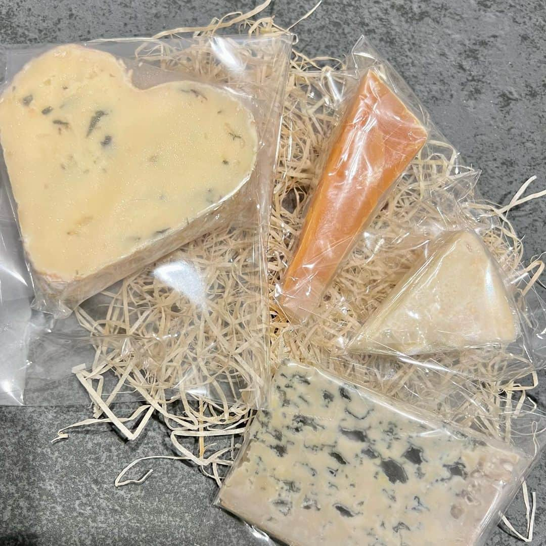 北川楓夏さんのインスタグラム写真 - (北川楓夏Instagram)「チーズのサブスク始めてみました🧀 弘前にあるチーズ専門店sheshockcheeseさん。とにかくチーズ愛がすごい！  チーズって安くないし、嗜好品というか、万人が「大好き！」ってわけじゃないから、チーズ専門店って大変なこともあると思うけど 8年ほど弘前中三百貨店の入り口外にある、小さな可愛らしい小屋で販売されています。  今は事業も拡大されて中三の中にもワインとチーズのお店があるみたいです。  インスタでやり取りしていたらチーズのサブスクがあるとのことで。ずっとやってみたかったんですよねぇ、定期チーズ便🧀 今は冷蔵庫に常に美味しいチーズがあるから「お家で飲みたい！」な日も増えました🍶 毎月お値段以上、なラインナップです！🧀  今年はフジロックにも出店されるらしい！すごい！🎸👏🏻  #aomori #青森 #hirosaki #弘前 #チーズ #チーズ専門店 #sheshockcheese #loveandcheese #チーズのサブスク #定期便 #弘前中三 #コムラードオブチーズ #フェルミエ #fermier」6月21日 16時33分 - fuka.kitagawa