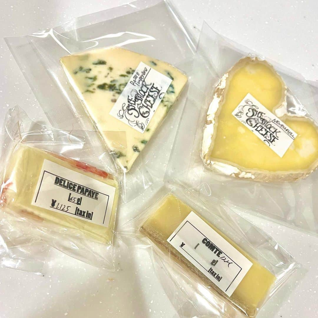 北川楓夏さんのインスタグラム写真 - (北川楓夏Instagram)「チーズのサブスク始めてみました🧀 弘前にあるチーズ専門店sheshockcheeseさん。とにかくチーズ愛がすごい！  チーズって安くないし、嗜好品というか、万人が「大好き！」ってわけじゃないから、チーズ専門店って大変なこともあると思うけど 8年ほど弘前中三百貨店の入り口外にある、小さな可愛らしい小屋で販売されています。  今は事業も拡大されて中三の中にもワインとチーズのお店があるみたいです。  インスタでやり取りしていたらチーズのサブスクがあるとのことで。ずっとやってみたかったんですよねぇ、定期チーズ便🧀 今は冷蔵庫に常に美味しいチーズがあるから「お家で飲みたい！」な日も増えました🍶 毎月お値段以上、なラインナップです！🧀  今年はフジロックにも出店されるらしい！すごい！🎸👏🏻  #aomori #青森 #hirosaki #弘前 #チーズ #チーズ専門店 #sheshockcheese #loveandcheese #チーズのサブスク #定期便 #弘前中三 #コムラードオブチーズ #フェルミエ #fermier」6月21日 16時33分 - fuka.kitagawa