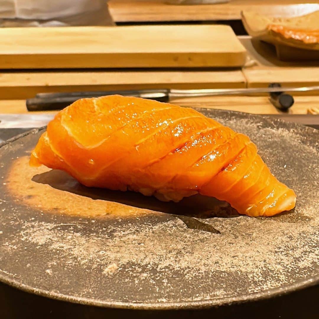 山岸久朗さんのインスタグラム写真 - (山岸久朗Instagram)「🍣 京橋代表の「鮓きずな」さん。割と短期間に再訪、嬉しみ。  牡蠣の寿司、問答無用の美味さです。  ところで猿之助さんどないなったんやろ。  #oyster #sushi  #kyobashi  #osakakyobashi  #鮓きずな #牡蠣 #牡蠣料理  #牡蠣スタグラム  #牡蠣好き  #牡蠣ングダム  #牡蠣寿司」6月21日 16時36分 - yamaben
