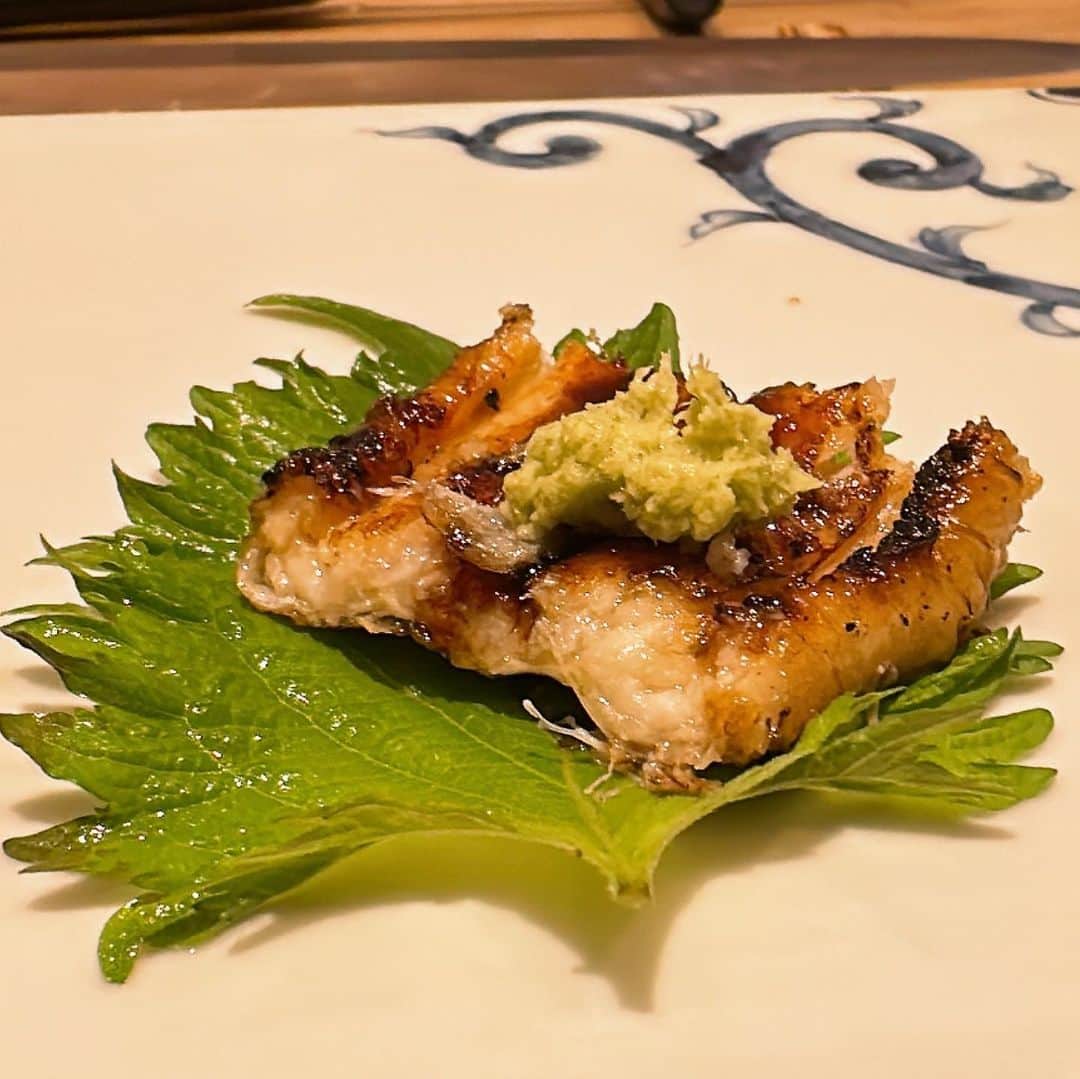 山岸久朗さんのインスタグラム写真 - (山岸久朗Instagram)「🍣 京橋代表の「鮓きずな」さん。割と短期間に再訪、嬉しみ。  牡蠣の寿司、問答無用の美味さです。  ところで猿之助さんどないなったんやろ。  #oyster #sushi  #kyobashi  #osakakyobashi  #鮓きずな #牡蠣 #牡蠣料理  #牡蠣スタグラム  #牡蠣好き  #牡蠣ングダム  #牡蠣寿司」6月21日 16時36分 - yamaben