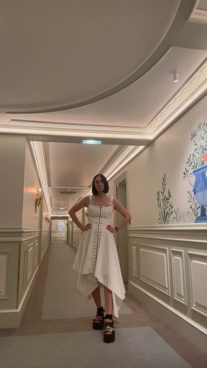 エヴァ・チェンのインスタグラム：「2 AM hotel hallway reel because I forgot to get a cute outfit pic in my new @monsemaison dress earlier that day… makeup held up well, thank you @kellymarazzimakeup 🧡」
