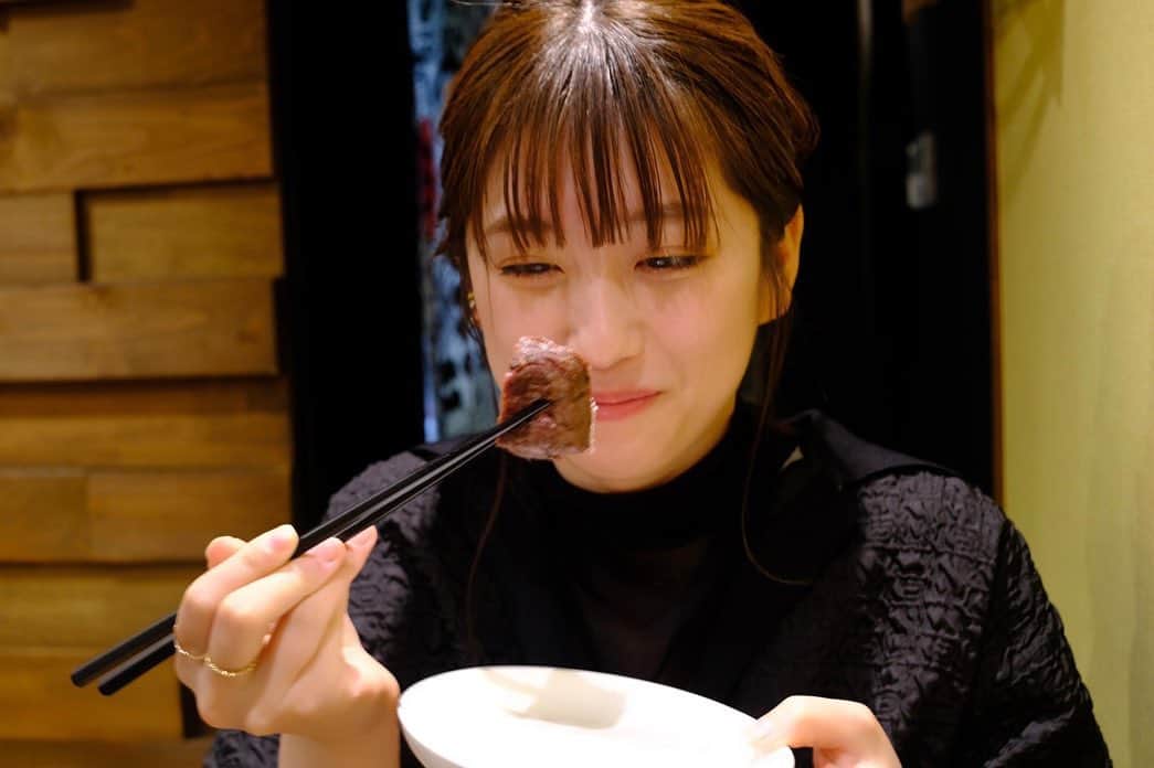 谷本琳音さんのインスタグラム写真 - (谷本琳音Instagram)「#美味しい顔選手権 があったら1位取れる気がする🥇  お久しぶりです お肉とひつまぶしが大好きすぎる谷本です そんなこともう知ってるって？ それは失礼っ  ステーキという名の幸せを噛み締め〜 この時間がずっと続けばいいのに とか思ってた  これは大阪行った時に食べたの〜 また行きたいよう、、！  最後に タレもいいけど塩で食べるのが好きだ  #ほおばりおん」6月21日 16時57分 - rion_tanimoto