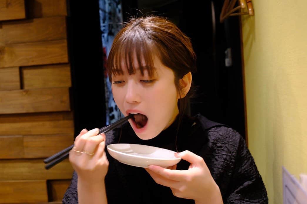 谷本琳音さんのインスタグラム写真 - (谷本琳音Instagram)「#美味しい顔選手権 があったら1位取れる気がする🥇  お久しぶりです お肉とひつまぶしが大好きすぎる谷本です そんなこともう知ってるって？ それは失礼っ  ステーキという名の幸せを噛み締め〜 この時間がずっと続けばいいのに とか思ってた  これは大阪行った時に食べたの〜 また行きたいよう、、！  最後に タレもいいけど塩で食べるのが好きだ  #ほおばりおん」6月21日 16時57分 - rion_tanimoto