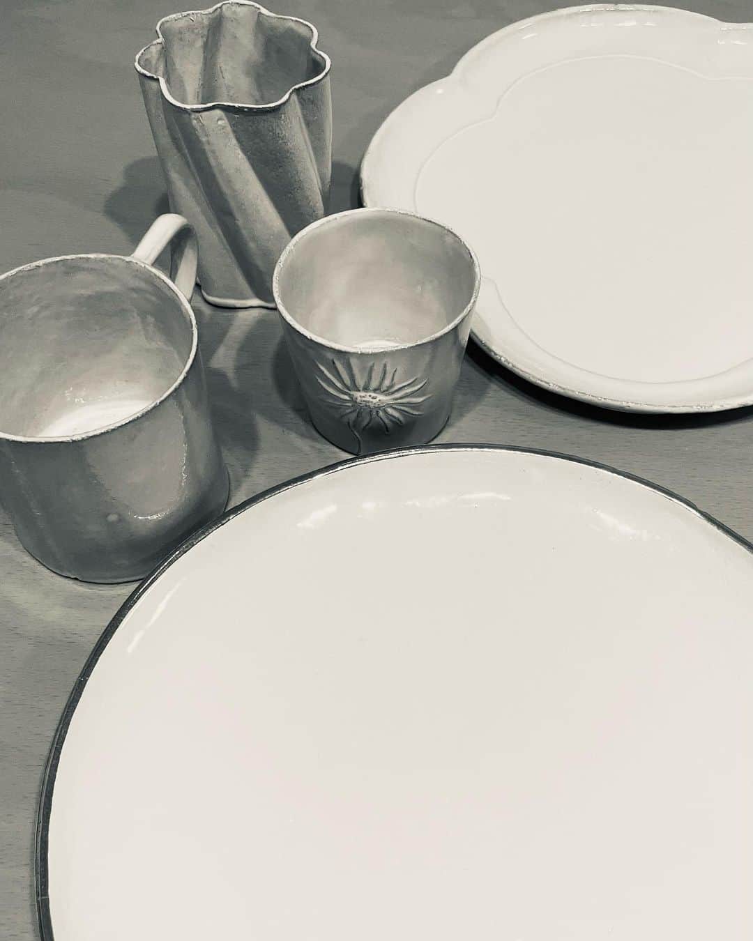 桜庭ななみのインスタグラム：「🍽️ ⁡ ⁡ ⁡ #お部屋の一角。 #可愛い食器 #どう使おう #ワクワク #時間と気温が正常に映らない。 #気にしないでください。」