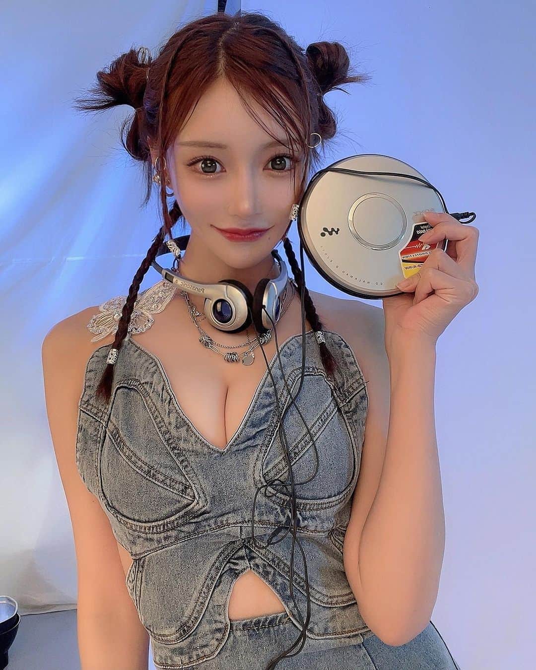 明日花キララのインスタグラム：「Y2Kirara🎧 #イヤホン片方ずつで聞きませんか？」