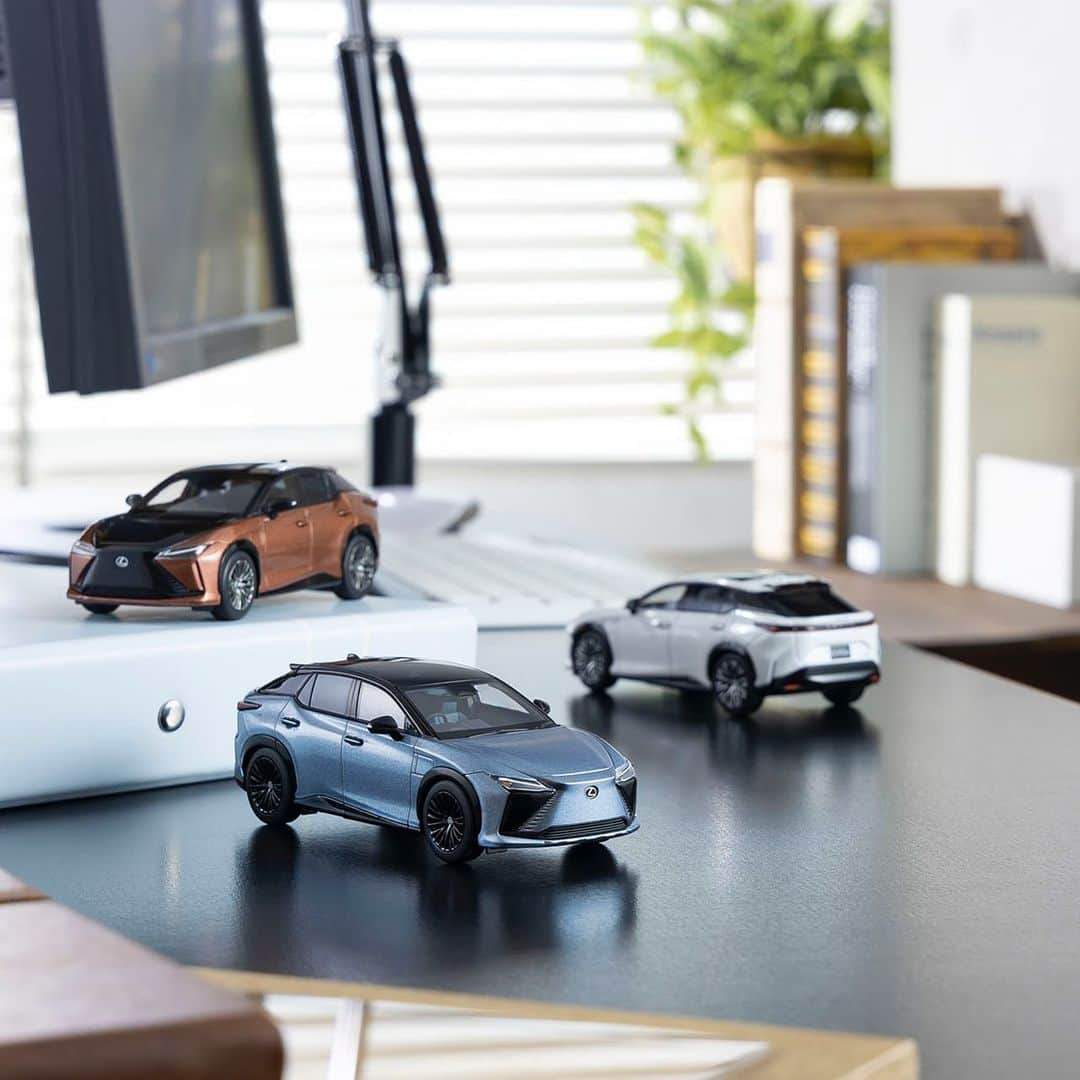 kyosho_official_minicar toysさんのインスタグラム写真 - (kyosho_official_minicar toysInstagram)「. 1/43 Lexus RZ 450e Sonic Quartz, Sonic Copper and First Edition Ether Metallic #kyosho  #motorsport #lexus #lexusrz #interior #japanesecar #minicar #modelcar #suv #luxurycar #luxury #collection #carcollection #luxurylife #レクサスrz #レクサス #京商 #ミニカー #143scale #luxurylifestyle #amazing #suv #experienceamazing #amazing #lexusboys #premium #jdmnation #suv #suvlife」6月21日 17時05分 - kyosho_official_minicar_toys