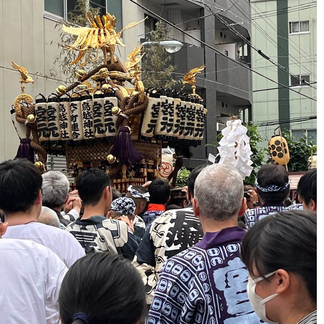 おかざきななさんのインスタグラム写真 - (おかざきななInstagram)「@n.okazaki 【3年ぶり？鳥越まつり】  こんばんは。 おかざきななです。  先日、CANBEの 大人の色気セミナーマスター生と共に 鳥越まつりに行ってきました(*^^*)  まずはスタジオで浴衣を綺麗に着付け 電車に乗って移動… 美しい浴衣女性たちの集団に ビックリされたり外国から観光されている方に 写真をとられたり……♡  お神輿も奇跡的に見る事ができました。 大コーフン！！  お祭後は【大樹】にて…♡  魅力向上、美人の秘訣は… @n.okazaki の過去投稿からチェックよ💖  おかざきななの公式LINEでは さらに詳しく 「大人の色気」「魅力アップ」をお伝えしています。 ハイライトからチェックよ💋 ＿＿＿＿＿＿＿＿＿＿＿＿＿＿＿＿＿＿＿＿＿＿＿＿  この投稿が役に立つと思ったら いいね＆コメントもよろしくお願いいたします💋  人は20分後には約40％… 1日後には70％忘れてしまうと言われているの！  後で見返したい・忘れたくない時は保存をしてくださいね♪ おかざきななへの質問もお気軽にコメントから💖  #おかざきなな #美魔女#還暦美女  #女性起業家 #大人の色気 #大人の色気セミナー#ヴィジュアルトレーニング #鳥越まつり #浴衣 #ゆかた #浴衣美人 #浅草」6月21日 19時00分 - n.okazaki