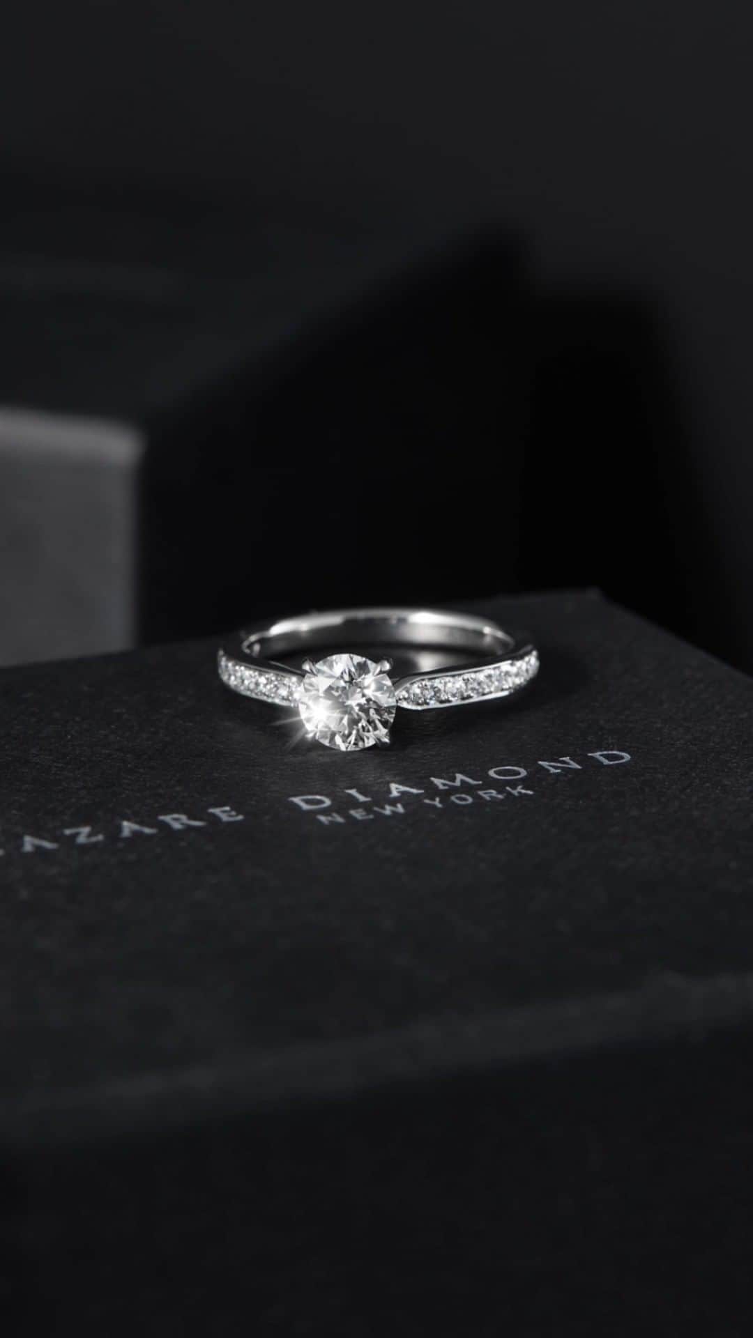ラザール ダイヤモンド ブティック公式 | 婚約・結婚指輪のインスタグラム：「ー 贅沢なカッティングが生み出す圧巻の輝き ー  センターダイヤモンドの石座の隙間から光を採り込み、 アームに敷き詰めたメレダイヤモンドとともに オーセンティックな輝きを生み出す「ウィル」  「ずっと、そばに･･･。」その揺るぎない意思と、 願いを込めた永遠にきらめく贈り物。  ＜婚約指輪＞WILL  #lazarediamond #ラザールダイヤモンド #婚約指輪 #エンゲージリング #NEWYORK #NYC #ダイヤモンド #ダイヤモンドリング #ブライダルリング #ブライダルリング専門店」
