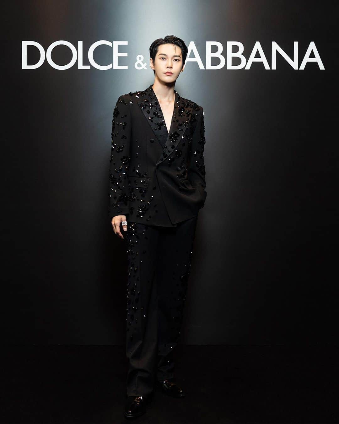 のインスタグラム：「In attendance to the #DGSS24 Men’s Fashion Show “STILE” wearing a black double breasted crystal tuxedo styled with a pair of pointy black shiny boots.  The behind the scenes fitting session: a testament to the meticulous #DGFattoAMano and attention to detail that goes into every #DolceGabbana creation.」