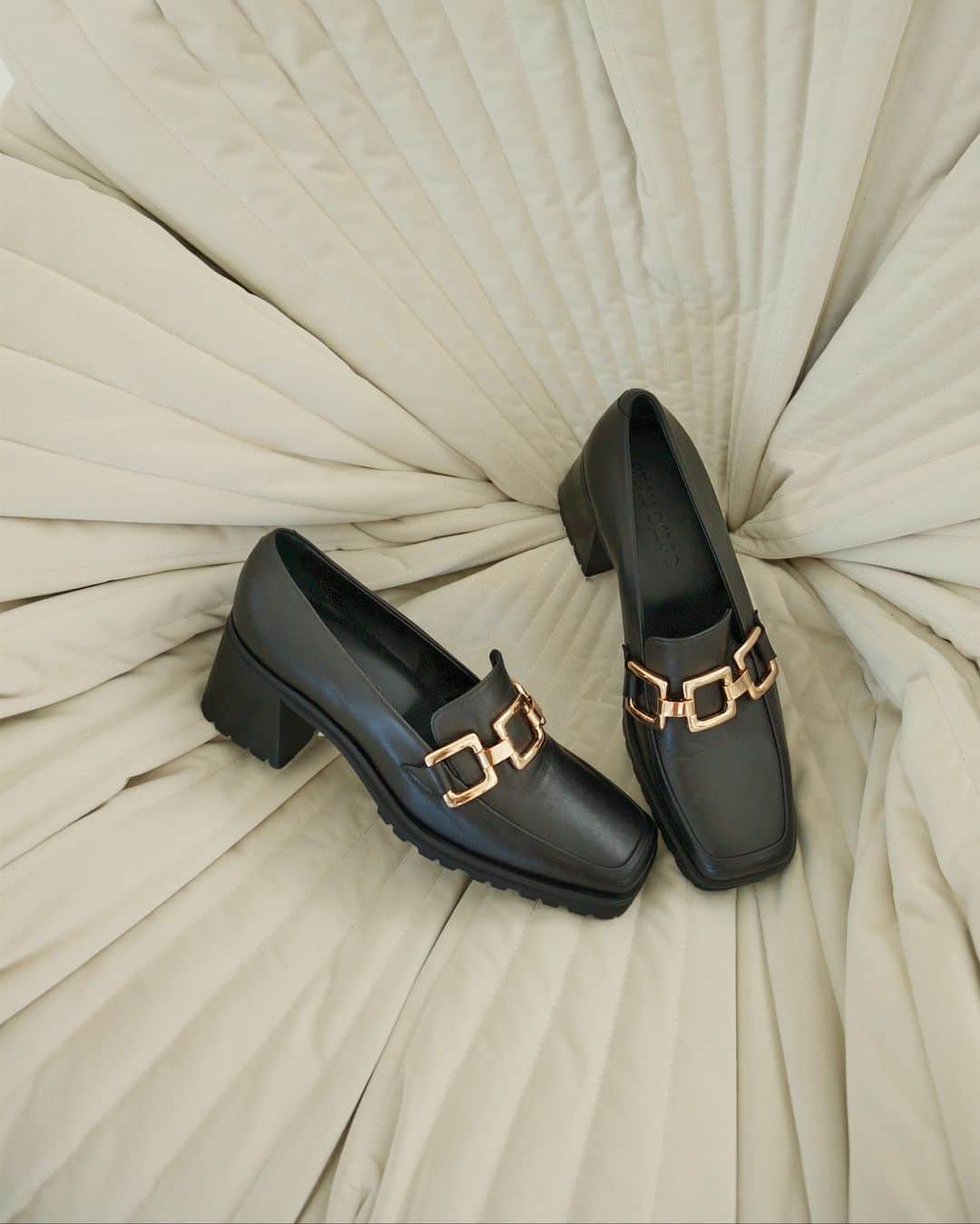 ボークープスのインスタグラム：「Take your pick 🖤💙  #BC #beaucoopsfootwear #madeinitaly #italianleather #luxury #fashion #style #boots #womensshoes #inspo #aw23」
