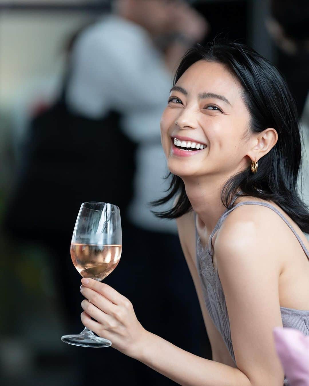 蒼あんなのインスタグラム：「Chateau d'Esclans  Whispering Angel 2022 Vintage & The Pale Launch Event🍾💐  シャトー デスクランは ロゼワインの品質を引き上げた 革新的なワイナリーなんだって🙌✨  どの分野においても より良くするために次のステップへ 引き上げるっていうのは本当に 熱量と根気がいるものだよね🤔  そんでもって久々に ピンクに囲まれて 女性らしい格好して 気分上がった🥹💗  @thepale  @thewhisperingangel  #ChateauDesclans #シャトーデスクラン #ロゼワイン #Sponsored #DrinkResponsibly」
