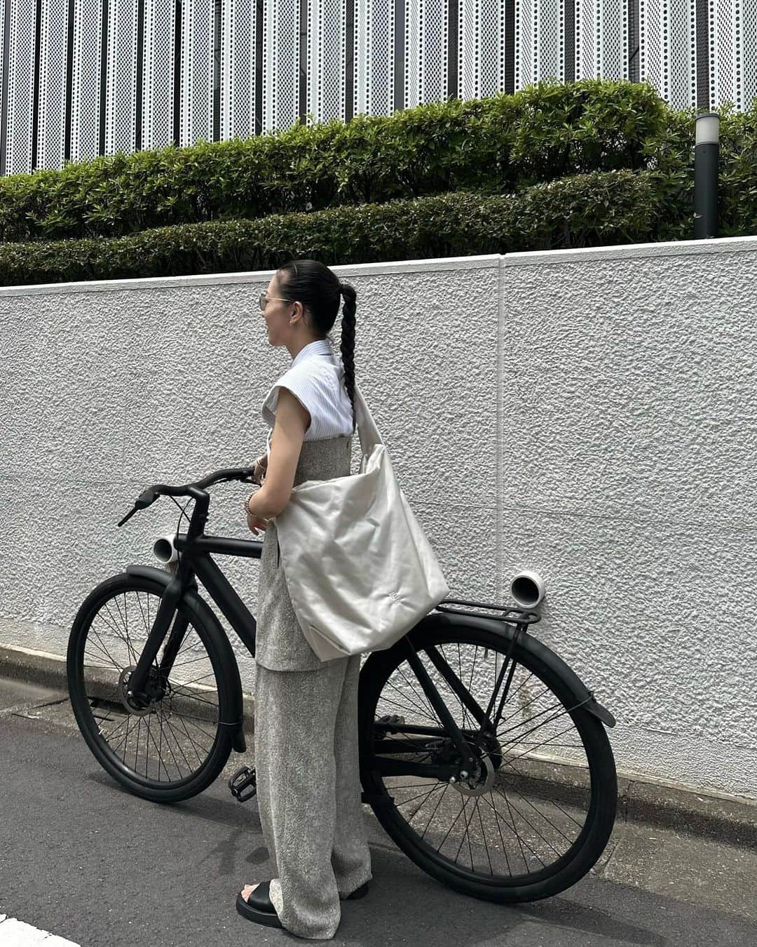 AICOのインスタグラム：「またまたRAMIDUSさんとバックを作らさせて頂きました。前回に引き続き、利便性がありながらモダンなデザインに落とし込んだシリーズです。大小2型作りました。私は自転車出勤なので大きい方にしました。弱撥水の光沢のあるナイロン素材。中綿を全体的に入れふっくらとした印象に仕上げています。大きいバックは携帯など小さいものを入れると中々探し当てるのに時間がかかるので、サイドに小ポケットを付け収納をプラスしました。内側にはパソコンが入れるようクッション仕様のポケット付き。今回もとても素敵なコラボレーションになりました。ありがとうございました！23日(金)発売予定です。#clane#ramidus」