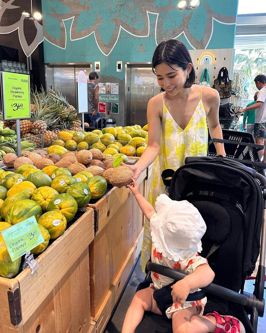 ANNA のインスタグラム：「久しぶりの海外は家族でハワイに来てます🌴🌊  初日は滞在中の食材調達に🍐🥕🚙  気候は最高🌴 娘は日本と変わらず色んな人に絡みまくって絶好調です🥶✨  #1歳女の子ママ #子連れハワイ #WholeFoodsMarket #hawaiitrip」