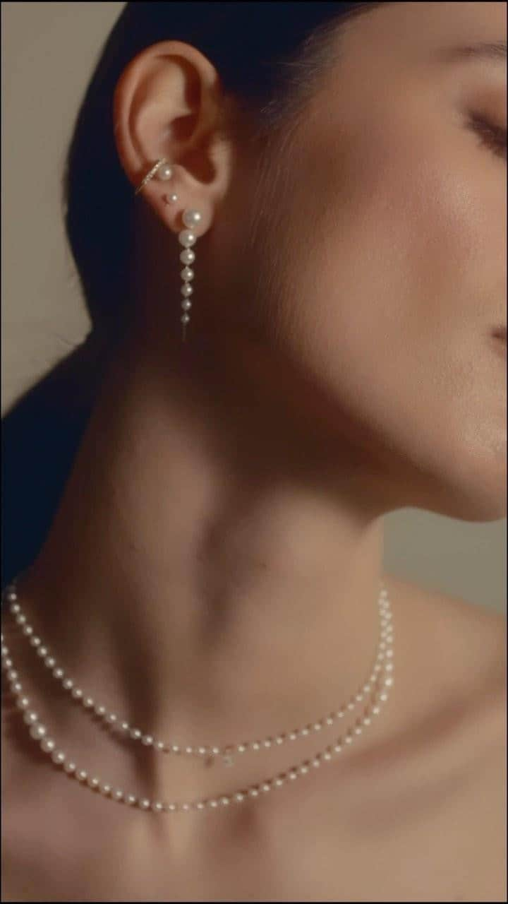 M I Z U K Iのインスタグラム：「Pearls & Diamonds 💕  Sensuality meets romantic elegance with cascading pearls and fancy cut laser drilled diamond 💎  Shop MIZUKI’s modern pearls on www.mizukijewels.com  #mizuki #mizukijewels #mizukijewelry #modern #pearl #seaofbeauty #essentials #diamond #pear」