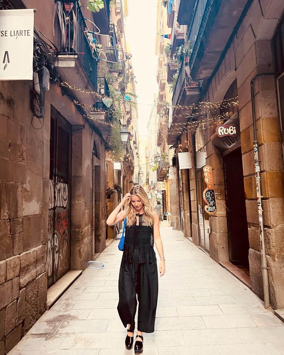 アナベル・ウォーリスのインスタグラム：「Barcelona 🔥」