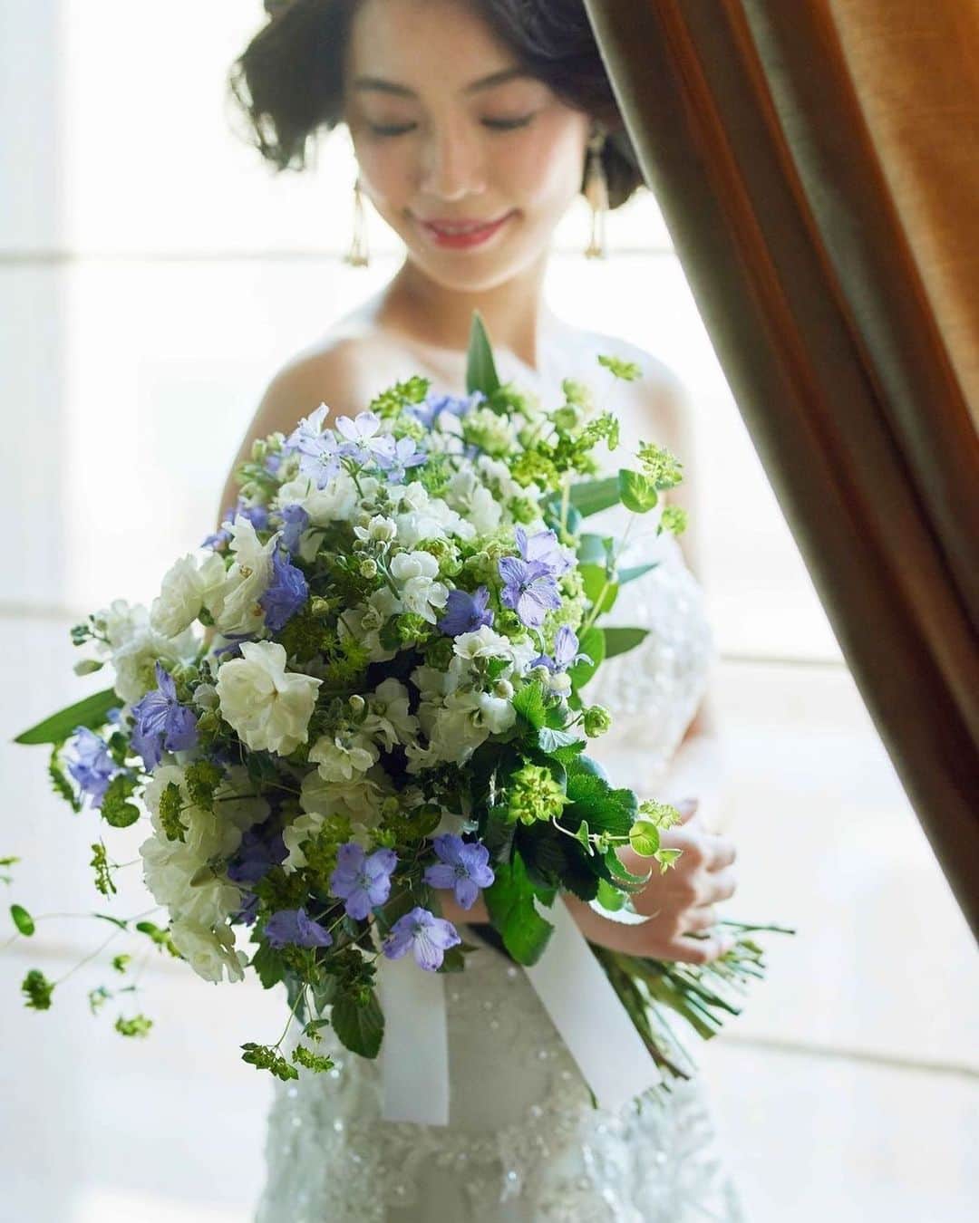 東京會舘本舘ウエディングさんのインスタグラム写真 - (東京會舘本舘ウエディングInstagram)「@tokyokaikan_wedding .——————————. * 花嫁さまのドレス姿を 一層美しく引き立てるウエディングブーケ。  ホワイト×ブルーのお花で これからの季節にぴったりな爽やかな装いに。 * ——————————. #東京會舘 #tokyo #関東花嫁 #weddingdress #東京花嫁 #wedding #dress #ウェディングドレス #プレ花嫁 #卒花 #結婚式場 #日本中のプレ花嫁さんと繋がりたい #結婚式準備 #ウェディングレポ #ブライダルフェア #チャペル #結婚式 #パーティ #披露宴 #weddingparty #結婚式場探し #大正ロマン #ウェディング #式場探し #式場見学 #花嫁コーデ #ウェディングブーケ #ブーケ #ウェディングドレス #ドレス試着」6月21日 17時18分 - tokyokaikan_wedding