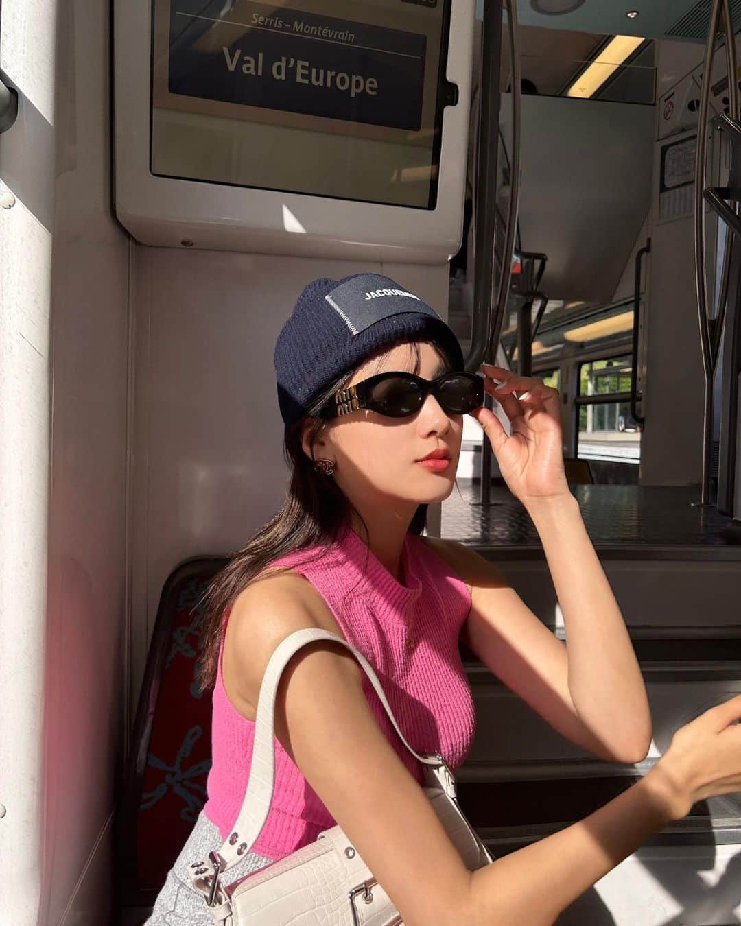 HITOMIのインスタグラム：「割れたmiu miuのサングラス戻ってこないかな... パリミキ様、頼んだよ」