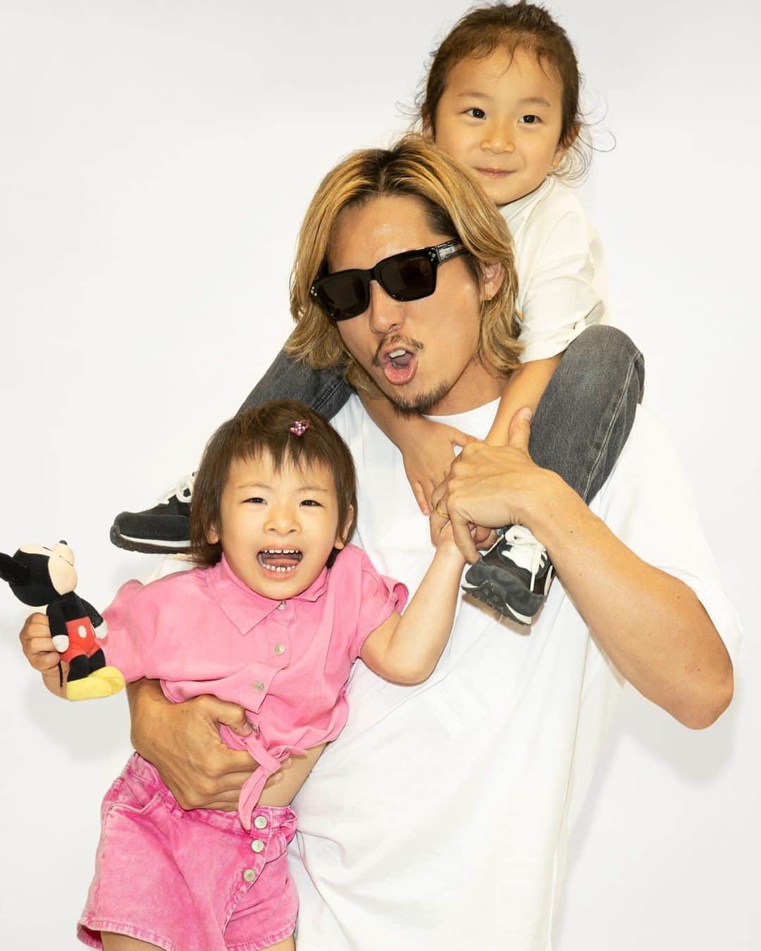Reikaのインスタグラム：「黒木家写真 part 3  平和なカオス🕊️ それが我が家です😆  1枚目のカオス感がたまらないしハナちゃんの泣き顔もゆうじゃんのちょこんと感が可愛すぎて  2枚目 アンジーとケイジー 似すぎて笑える🐶  普段撮影じゃなければしないような 可愛い派手目な衣装スタイリングヘアメイクで 遊び心を表現してくださった @tsugumiw @nannanshindo @t.cutters.v_v @keiichinitta @yukari_magnese  ありがとうございます🙏  #育児日記　#家族写真 #家族時間　#マタニティフォト #familyphoto #maternityphotography」