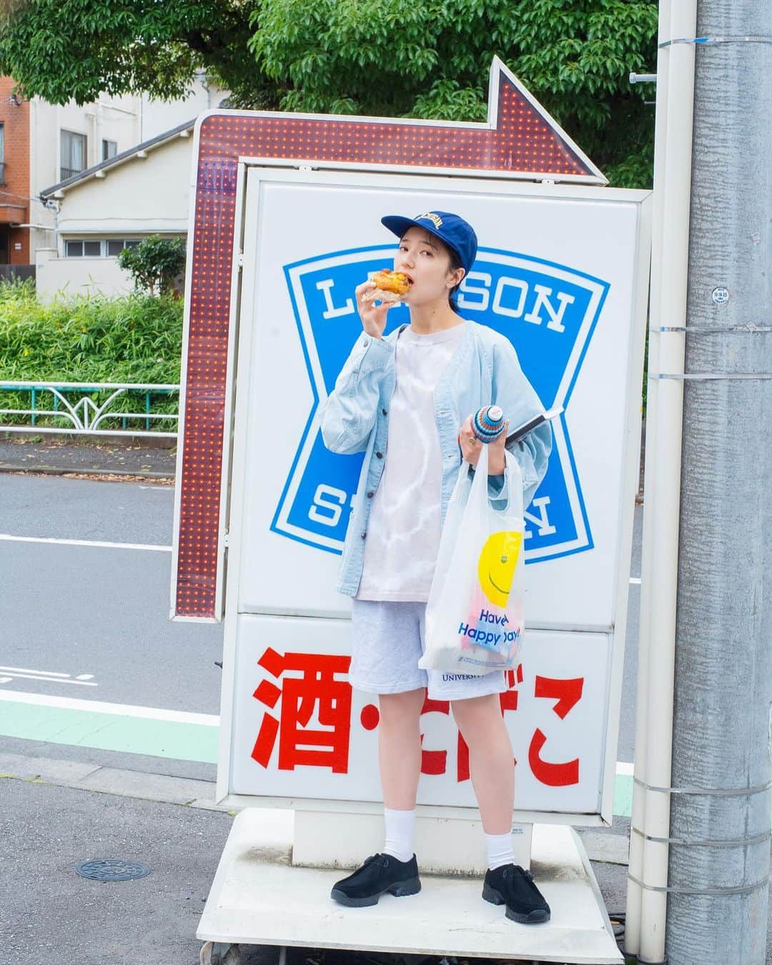花盛友里のインスタグラム：「会えて嬉しいみ、と、ちゃーん！  ゆるっと可愛い服に、みとちゃんとお揃いで可愛い靴までゲットしちゃった撮影🤍」