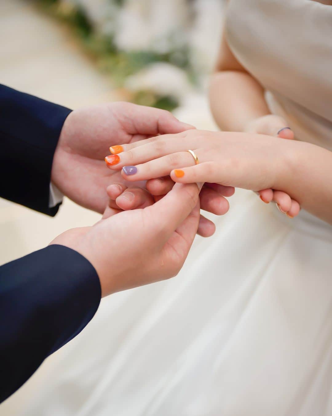 楽婚【公式】Instagramのインスタグラム：「. イマドキ花嫁さまに人気の #お手元ショット  おふたりの大切な記念である 結婚指輪はもちろん、 花嫁さまこだわりのブライダルネイルも しっかりと思い出に残せる一枚です📷✨ . @rakukon をフォローして 『#楽婚』をつけて、 お写真の投稿大歓迎♡ 公式IGでリグラムされるかも！？  Webでご予約はTOPのURLより♡ ⇒@rakukon . #rakukon #ベストアニバーサリー #wedding #weddingday #weddingreception #weddingreportage #weddingday #ウェディング #結婚式 #結婚 #フォトウェディング #ウェディングフォト #前撮り #記念日 #プレ花嫁 #卒花 #花嫁 #2023春婚 #2023夏婚 #2023秋婚 #結婚式準備 #結婚式演出 #結婚式レポ #オリジナルウェディング #ナチュラルウェディング #結婚指輪 #ブライダルネイル #花嫁コーデ」