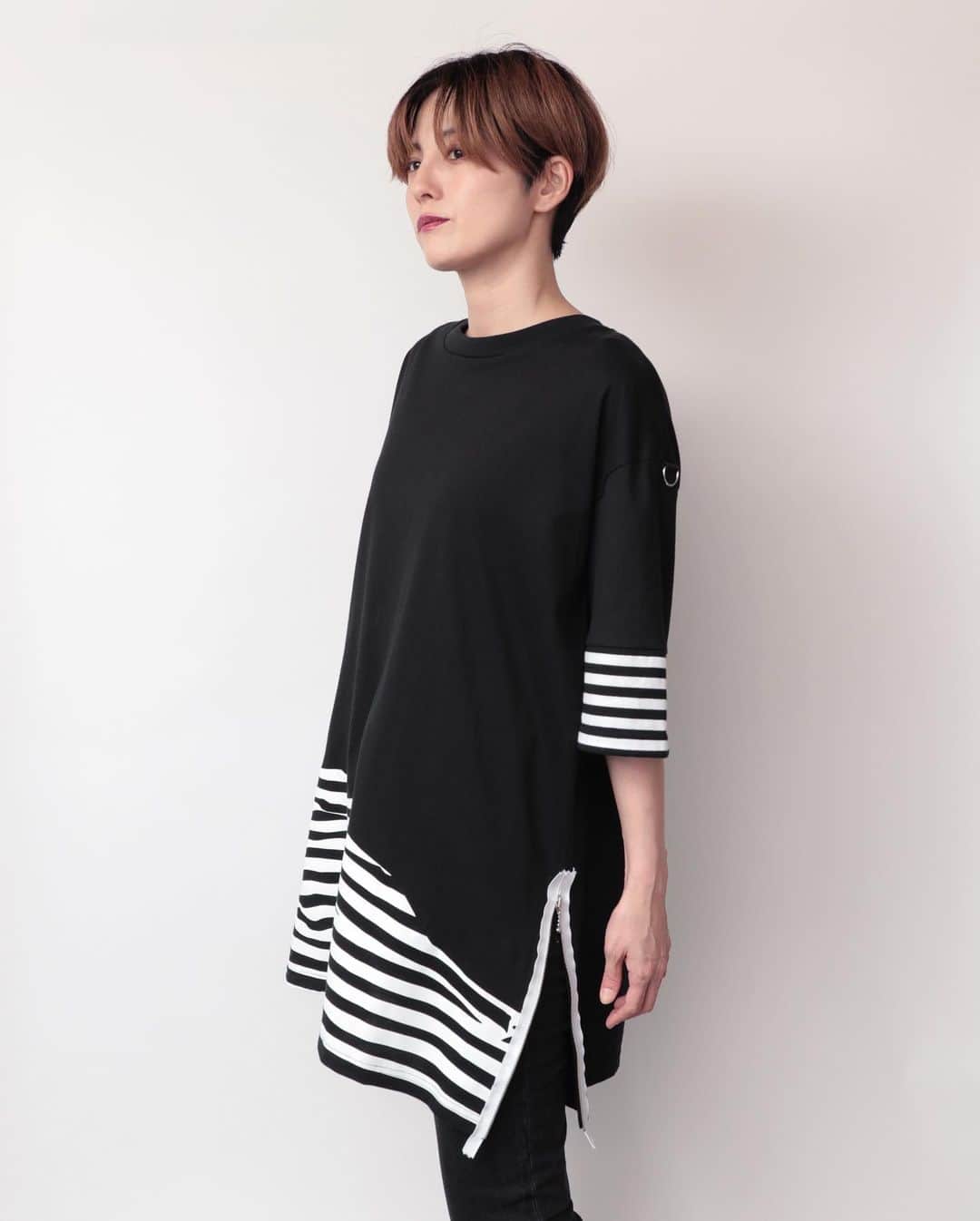 のインスタグラム：「TEARS OF SWAN-SIDE ZIP BORDER BIG T SHIRTSになります!! オーダー頂いております皆様、来月上旬から順次発送です!! 福岡 PARCO店頭、official webshopにて引き続きオーダー受付中ですので宜しくお願い致します😊🏬💻  https://tears-of-swan.shop-pro.jp/?pid=175144145 (7月上旬発送開始)  @tears_of_swan  #tearsofswan  #bodertshirts  #bigtshirt  #ziptshirt」