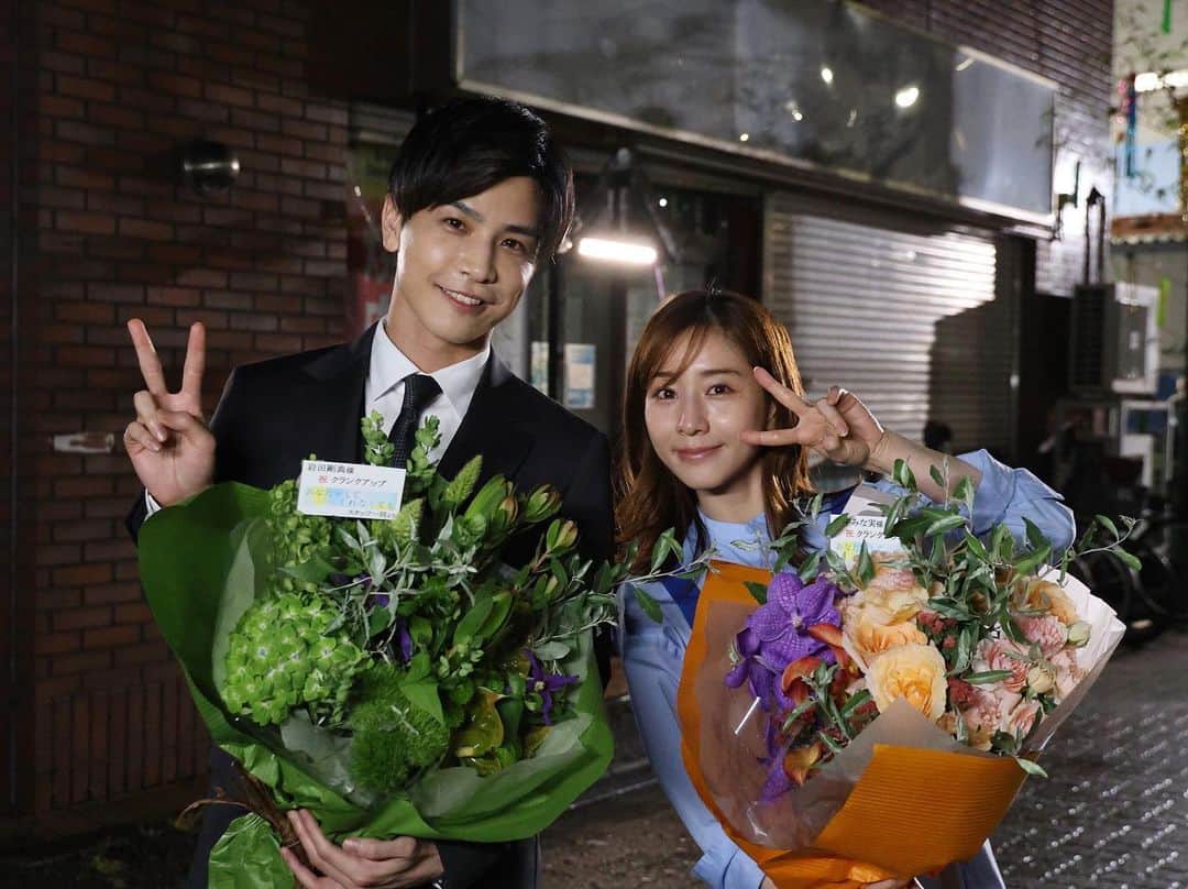 あなたがしてくれなくてものインスタグラム：「． 🫧💐クランクアップ💐🫧  このたび約３ヶ月にわたって 夫婦として共演してきた 新名誠役 #岩田剛典 さんと 新名楓役 #田中みな実 さんが クランクアップしました🎥✨  最後の撮影は分かれ道が印象的な三叉路のシーン… クランクアップの模様はTwitterにて公開中❕  ただいま見逃し配信中の10話で みちと涙の別れをした  #岩田剛典 さん演じる新名誠 そして新編集長就任に暗雲がたちこめる  #田中みな実 さん演じる楓 ２人に待ち受けるラストとは…  「#あなたがしてくれなくても」最終話 あす6/22（木）よる10時放送です📺  📣10話の #TVer 見逃し無料配信は 　  最終話放送まで！ 　  まだの方ももう一度見たい方も 　  お見逃しなく👀✨ 📺1~3話も変わらず無料配信中   プロフィール欄のリンクからチェック！」