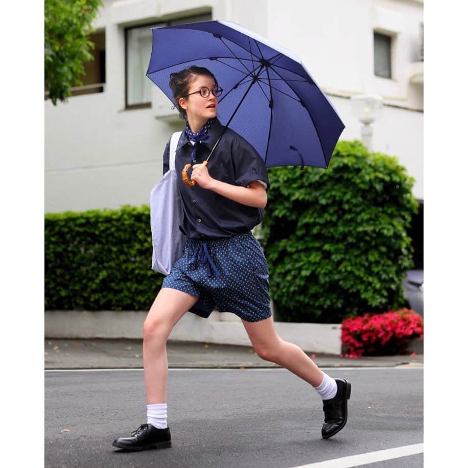 CLUÉLmagazineさんのインスタグラム写真 - (CLUÉLmagazineInstagram)「. Baby it’s rainy outside!! 【雨の日、何着る？】 クルーエル的“雨の日コーデ”をピックアップ☔️  夏のような陽気にウキウキしているのも束の間、そろそろ梅雨のシーズンがやってくる。晴れや曇りの日よりもファッションが制限されてしまう雨の日だけど、逆に考えれば、雨だからこそ楽しめるオシャレもあるということ💡 というわけで、クルーエルの本誌から雨の日におすすめしたいコーディネートをピックアップしてご紹介！可愛いレイニーグッズを新調するも良し、雨の日に着たいマイスタイルを考案するも良し。  大好きなファッションで、今年の梅雨もハッピーに乗り切りましょう🎶  from vol.90,91 ・・・・・・・・・・・・・・・・・・・・・・・・・・・  #cluel #クルーエル #cluelmagazine #クルーエル女子 #fashion #ファッション好き #ファッション雑誌 #おしゃれ #グッドガール #夏コーデ #雨の日コーデ #雨コーデ #rainyday #rainy #レイニーグッズ #長靴 #傘 #ショートパンツ #ワンピース #梅雨コーデ #ボーイッシュ女子 #シンプルが好き   こちらのアカウントもフォローしてね！ @cluel_homme @navys_magazine」6月22日 18時00分 - cluelmagazine
