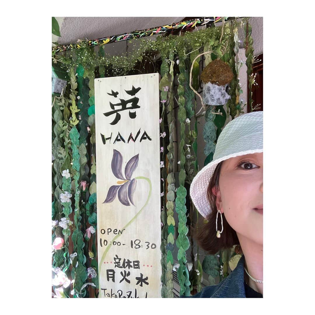 花陽みらさんのインスタグラム写真 - (花陽みらInstagram)「私が［ただいまー！］と扉を開けて入るお店。宝塚南口の【英HaNa】さん。  今回。 素敵なクッキー＆ケーキ焼いてくださいました！  みてください！！ 見てください😭✨❤️ 可愛いすぎる…。 そして、本当に美味しすぎるクッキー＆ケーキです！  ・オフィスエトワールさんをモチーフにしたお花のクッキー  ・花陽オリジナルコーヒーブランド【hana•hiと coffee】をモチーフにしたクッキー  ・【hana•hiと coffee】の私が、チョコやフルーツと合うようにブランドした［オリジナルブレンド］に合わせて作って下さった ザッハトルテ(アプリコットジャム入り)  沢山たくさん！作ってくださりました😭✨✨  英さんの愛が愛がこもった作品(クッキー)に皆さんとても喜んでくださりました😭✨ありがとうございました！  #菓子工房英hana  #英hana #宝塚南口　#宝塚cafe #宝塚お菓子屋さん #第2の実家 www  #花陽みく #hanahiとcoffee」6月21日 17時38分 - miku_hanahi