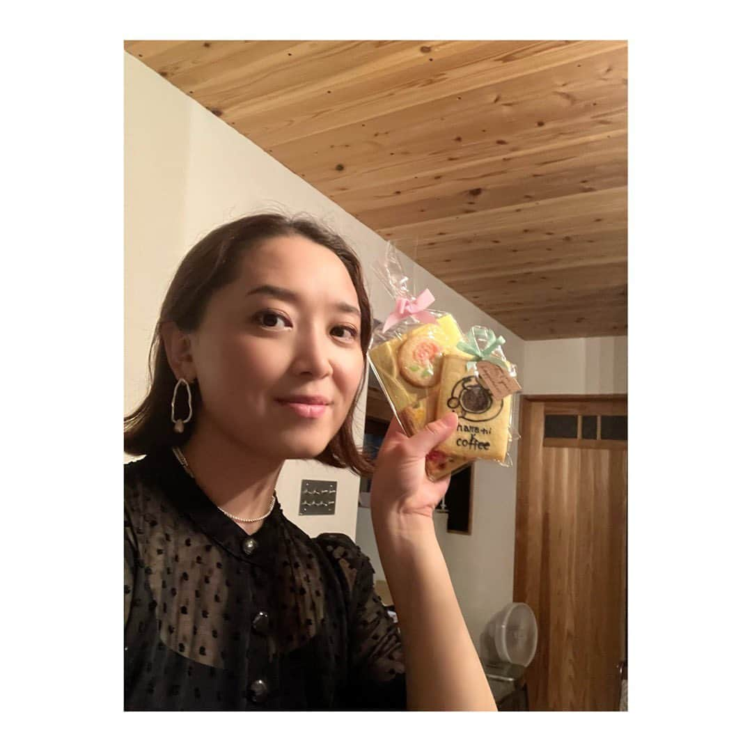 花陽みらさんのインスタグラム写真 - (花陽みらInstagram)「私が［ただいまー！］と扉を開けて入るお店。宝塚南口の【英HaNa】さん。  今回。 素敵なクッキー＆ケーキ焼いてくださいました！  みてください！！ 見てください😭✨❤️ 可愛いすぎる…。 そして、本当に美味しすぎるクッキー＆ケーキです！  ・オフィスエトワールさんをモチーフにしたお花のクッキー  ・花陽オリジナルコーヒーブランド【hana•hiと coffee】をモチーフにしたクッキー  ・【hana•hiと coffee】の私が、チョコやフルーツと合うようにブランドした［オリジナルブレンド］に合わせて作って下さった ザッハトルテ(アプリコットジャム入り)  沢山たくさん！作ってくださりました😭✨✨  英さんの愛が愛がこもった作品(クッキー)に皆さんとても喜んでくださりました😭✨ありがとうございました！  #菓子工房英hana  #英hana #宝塚南口　#宝塚cafe #宝塚お菓子屋さん #第2の実家 www  #花陽みく #hanahiとcoffee」6月21日 17時38分 - miku_hanahi