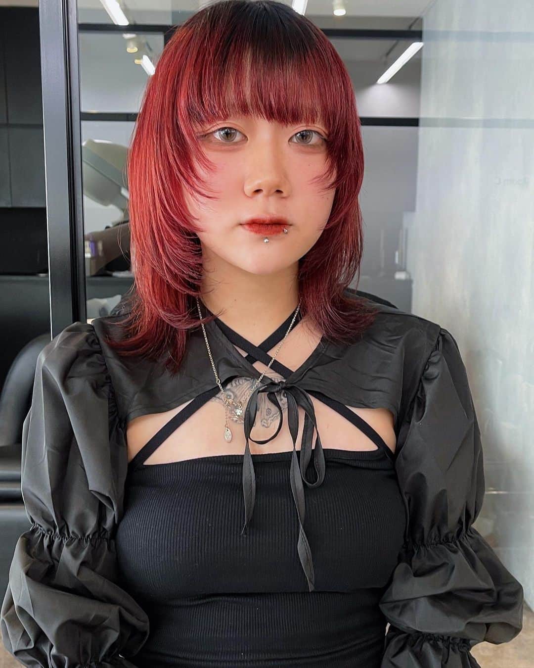 時田健太のインスタグラム：「@0milkchanday0   ウルフ＆レッド＆ブリーチ縮毛矯正  #ウルフカット #ミディアムウルフ#ウルフカット女子 #レイヤーウルフ#ウルフ女子 #ブリーチ縮毛矯正#ブリーチ縮毛#ブリーチストレート#ブリーチストレートパーマ #ブリーチ縮毛矯正東京 #ブリーチ縮毛原宿#ケアブリーチ#レッドカラー #」