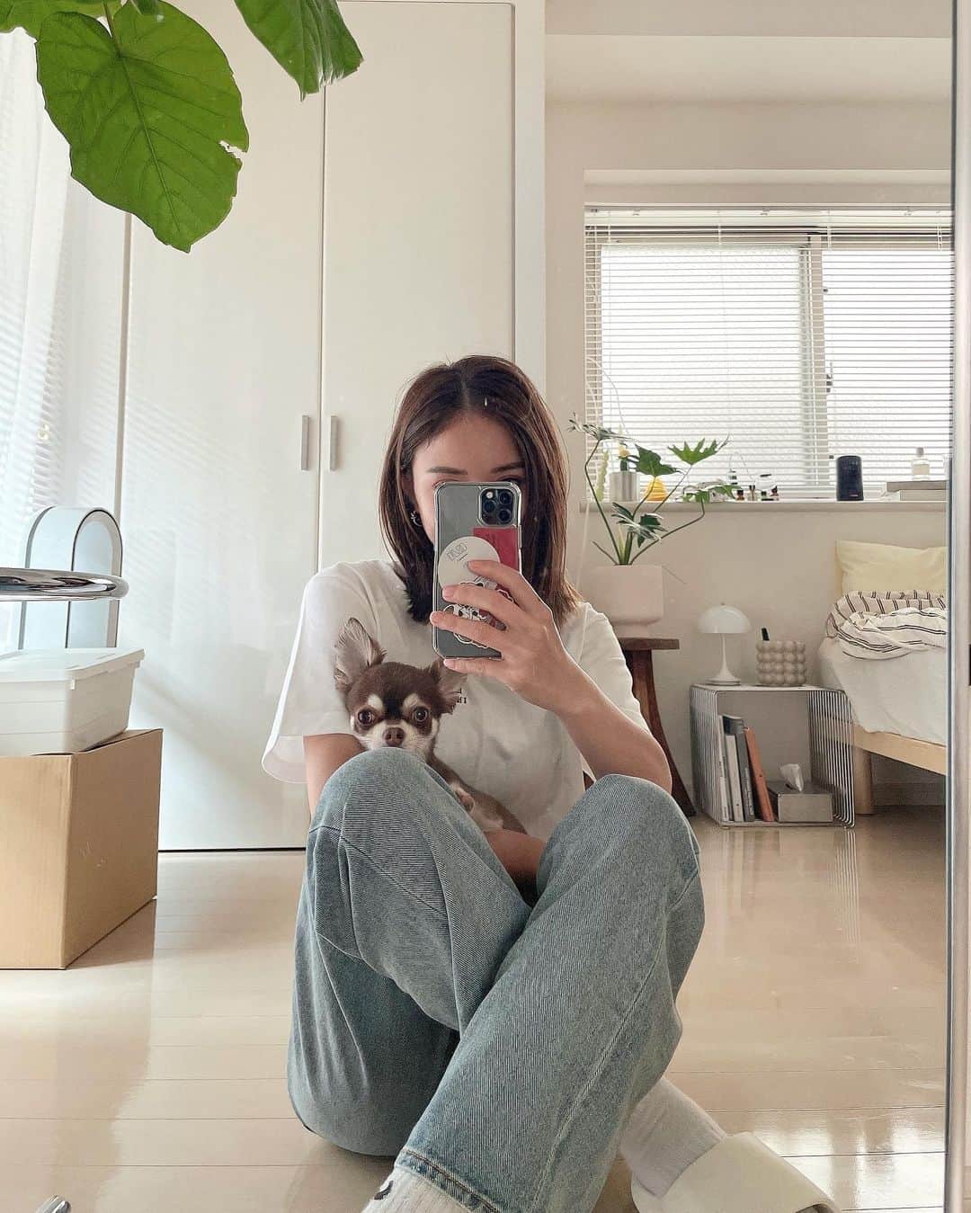 𝙺𝚢𝚘𝚔𝚘のインスタグラム：「欲しいもの。 トーゴ、USM、セブンチェア…  大きな買い物はこのくらいかな。  早く揃えて整えたい！　 ソファは2掛けほしいけど1掛けにしよう…  可愛いおティシャツをGET シンプルで使いやすい🫶🏼  - - - - - - - - - - - - - - - - - - - -   フリーランス、インテリアコーディネーターをしています  ・今の部屋にストレスや悩んでいる方 ・引っ越し先の新しいお家のコーディネートに悩んでいる方  お悩み解決致します.ᐟ .ᐟ  詳しくはプロフィール画面リンクからご覧頂けます⇩  @thrive_interior_   サービス内容を直接聞きたい、事前相談などありましたら お気軽にDM/LINE/お問い合わせページよりご連絡ください✉️ . . . . . #インテリアコーディネーター#インテリアコーディネート #インテリア#インテリアコーディネート依頼#シンプルインテリア#賃貸インテリア#ひとり暮らしインテリア#チワワ#チョコタン#シンプルコーデ」