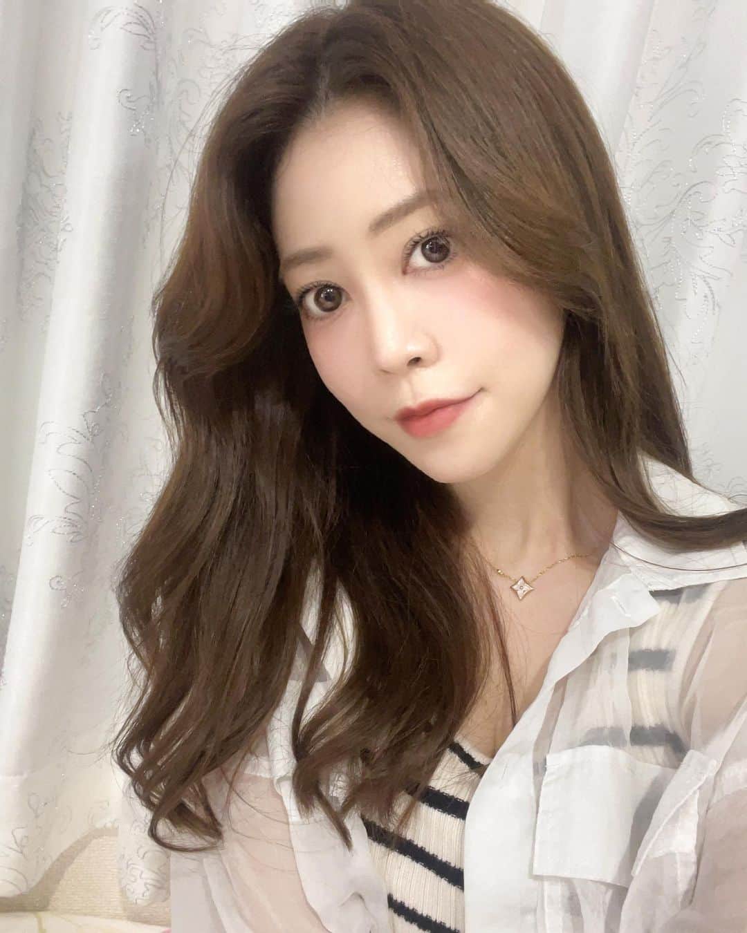 薄井美樹のインスタグラム：「． 前髪伸びてきたから 分け目変えてみた🫣🫣」