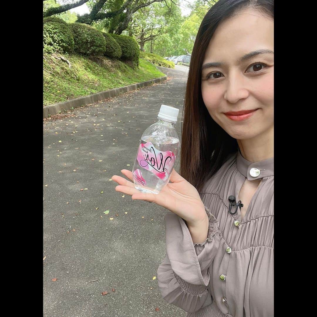 井川絵美のインスタグラム：「・ ・ 手のひらサイズのWOX🩷 ・ 300mlのWOXはデザインもかわいい😍 今日はバッグ重いなーって時とか、 短時間のお出かけの時に便利！ ・ 今年から酸素パイポも新登場！ 暑い夏の酸素不足にバッグに入れておきます🫡✨ ・ #酸素補給水 #酸素補給水wox  #酸素補給水ウォックス  #酸素美容 #wox #PR」