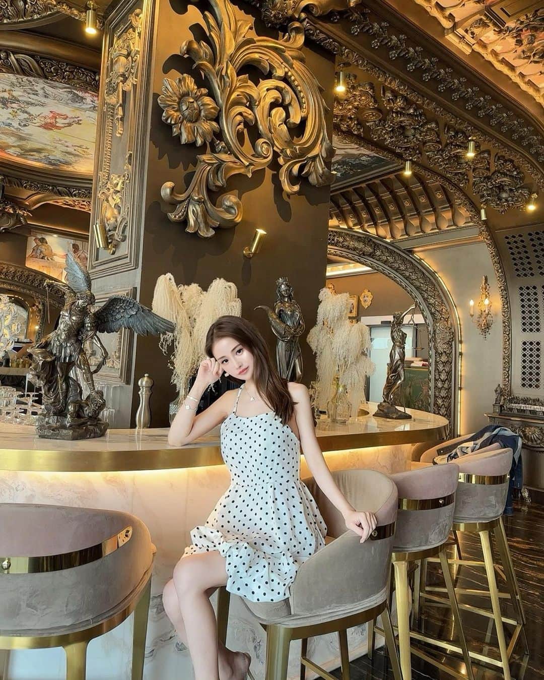 嬉野ゆみのインスタグラム：「こちらは、リアルより写真の方が映えるヨーロッパ雰囲気風のレストランです🤭🌙  65階なので眺めは良きっ  お店の最後の3枚の写真は公式サイトからの転載です🙏  マレーシアは高い建物が本当に多いよ〜 高所恐怖症の人には怖いかもw  日本の友達を連れて行ったら喜んでくれたからよかった💕  プールやホテルも隣接されていて 映えスポットが沢山あるから、女の子におすすめです🇲🇾🫶🏻  行くときは参考にしてねっ☺️💗」