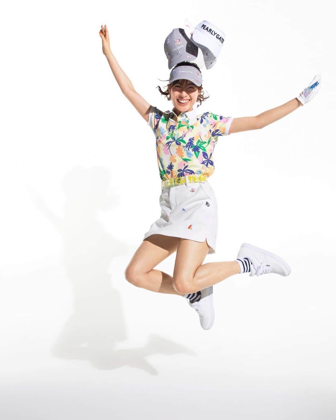 瀧本美織のインスタグラム：「🌴『PEARLY GATES STYLE』 MIORI TAKIMOTO wears PEARLY GATES LOOK 02  @pearlygates_official   #PEARLYGATES  #PEARLYGATESTYLE  #golf  #golfwear」