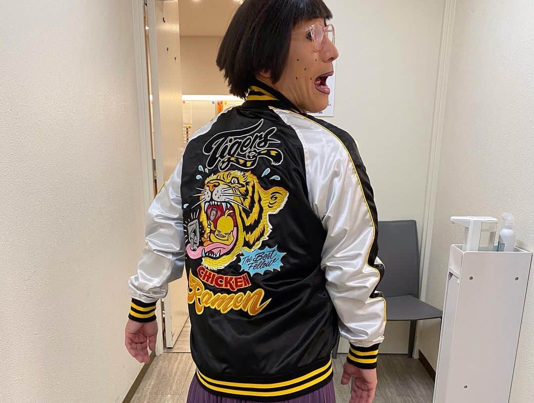 すっちーのインスタグラム：「このスカジャンが当たるよ‼️  「2023 阪神タイガース 好きなんや! いつでも離れへん! ずっと応援キャンペーン」  締め切りまじか‼️」