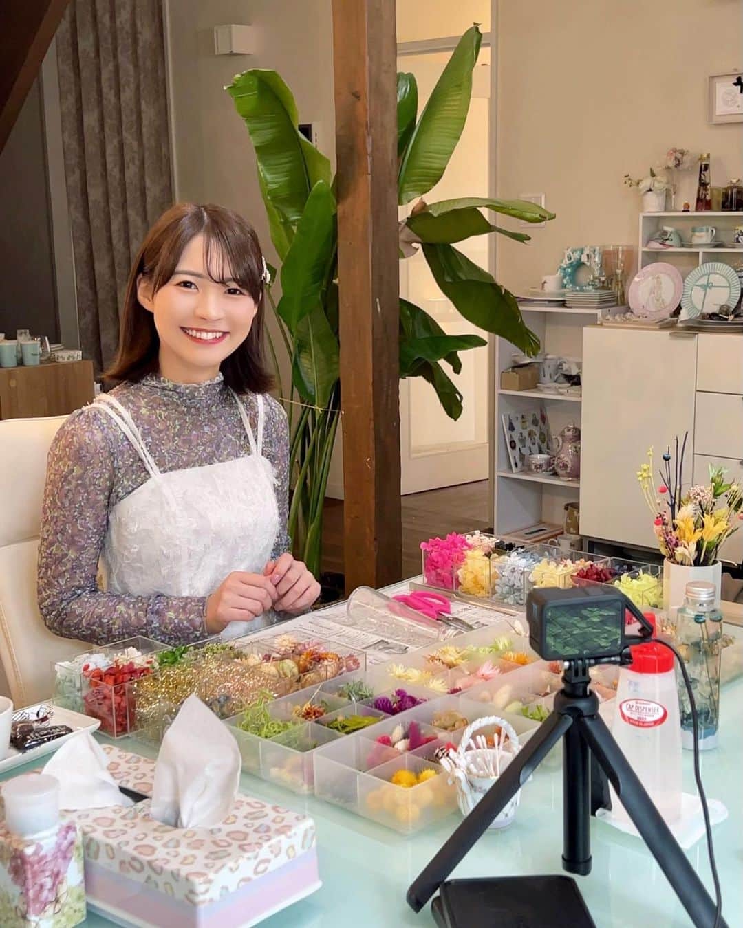 のインスタグラム：「今回はハーバリウム体験をしてきました🌼  かわいいオリジナルで大満足！癒し  ポーセラーツサロンリブレさん（@salonderible ） ご協力ありがとうございました🥰  キラ⭐︎スマなっちゃん！ 次回の生放送は、7月1日です🐟」