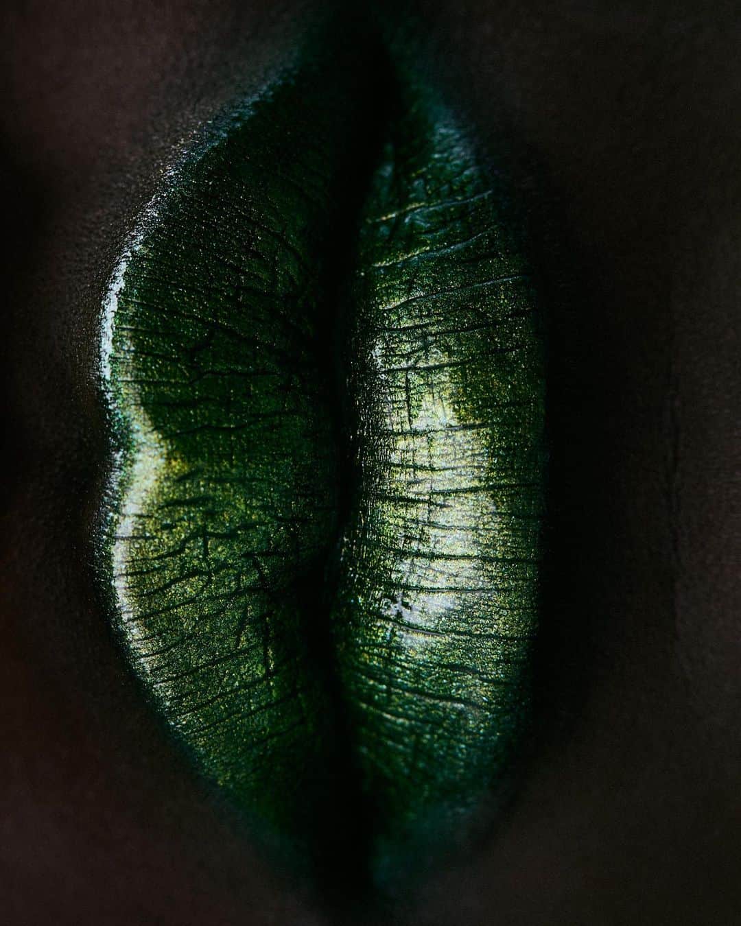 Olivia Maloneさんのインスタグラム写真 - (Olivia MaloneInstagram)「Awar in metallic lips」6月21日 23時45分 - oliviamalone