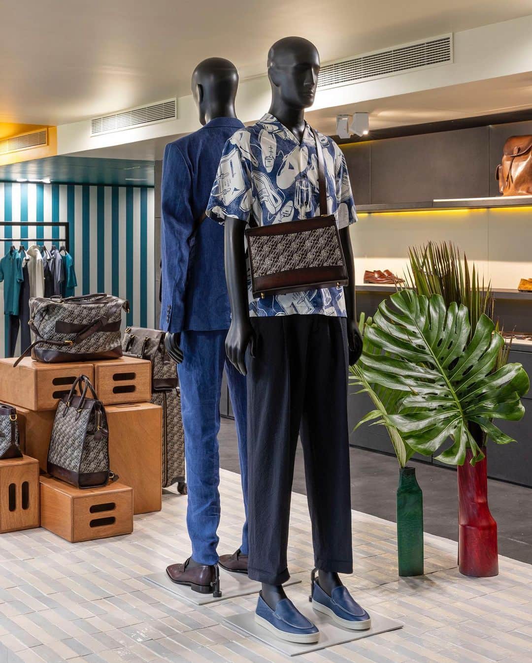 ベルルッティのインスタグラム：「- UNVEILING THE SPRING-SUMMER 2024 COLLECTION BY #BERLUTI -   Unveiling Berluti’s Spring-Summer 2024 collection, during @parisfashionweek: this season, the Maison’s emblematic pieces take a bold twist as the Shadow sneaker transforms into a new knitted sandal, the rubber-soled Playtime sneaker draws on the codes of hiking through cross-crossed laces, and the Toile Marbeuf canvas takes over the new Baluchon shoulder bag.   Photography by @yvan_moreau_photographe  #pfw #summer2024」