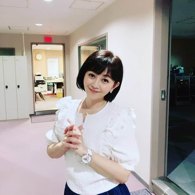 浅香唯さんのインスタグラム写真 - (浅香唯Instagram)「皆さんこんにちは！ この度は、Billboard Live 大阪公演の中止に伴い、たくさんの方々にご迷惑をおかけしました事を深くお詫び申し上げます。 本当に申し訳ごさいませんでした。  この公演を楽しみに待っていてくださった方々、遠方からの応援のためすでに足を運んでくださってた方がいらっしゃった事に胸が痛みます。そして、Billboard Live 大阪のスタッフの皆様、バンドメンバーの皆様にもガッカリさせてしまった事…本当にごめんなさい🙇‍♀️  ファンの皆様をはじめ、スタッフさん、メンバーさん本当に本当に優しい大きな愛で私の体調を第一に考えてくれて「あたたかい心」を「あたたかい言葉」をたくさんたくさんいただきました💕 落ち込んでいた心にとてつもないエネルギーを注いでもらった感じです✨ 本当にありがとうございました❗️ その力もあって、なんとか体調も回復し今日から仕事復帰となりました。  本日、6月21日は、デビュー38周年という記念すべき日‼︎(数字的に中途半端ですが…😅) こんな日に復帰する事ができて、皆様への感謝の思いをかみしめながら新たな一日が踏み出せて本当に良かったです✨ みんなに伝えたい思い…ホントはもっとたくさんあるけど、今は心からの「ありがとう💕」を言わせてください😊 これからも、みんなの心が笑顔で満たされることを信じて、そして誰かが挫けそうな時にそっと支えることのできる私でいることを信じて、歩き続けたいと思います。 どうぞこれからもよろしくお願いします💖  それとね… 公演中止となりましたBillboard Live大阪ですが、関係者の皆様が何とかならないかと一生懸命頑張ってくださっていて、Billboard Live大阪のスタッフ皆さんのあたたかいご厚意により、振替公演という形で、もしかしたら⁈実現するかもしれません。 まだ未定なので何とも言えませんが、何か決まりましたらお知らせしますので、待っていてもらえたら嬉しいです❣️  #浅香唯 #1985年デビュー #6月21日 #ビルボード大阪 #みんなありがとう #billboardliveosaka」6月21日 18時06分 - yui_asaka_official