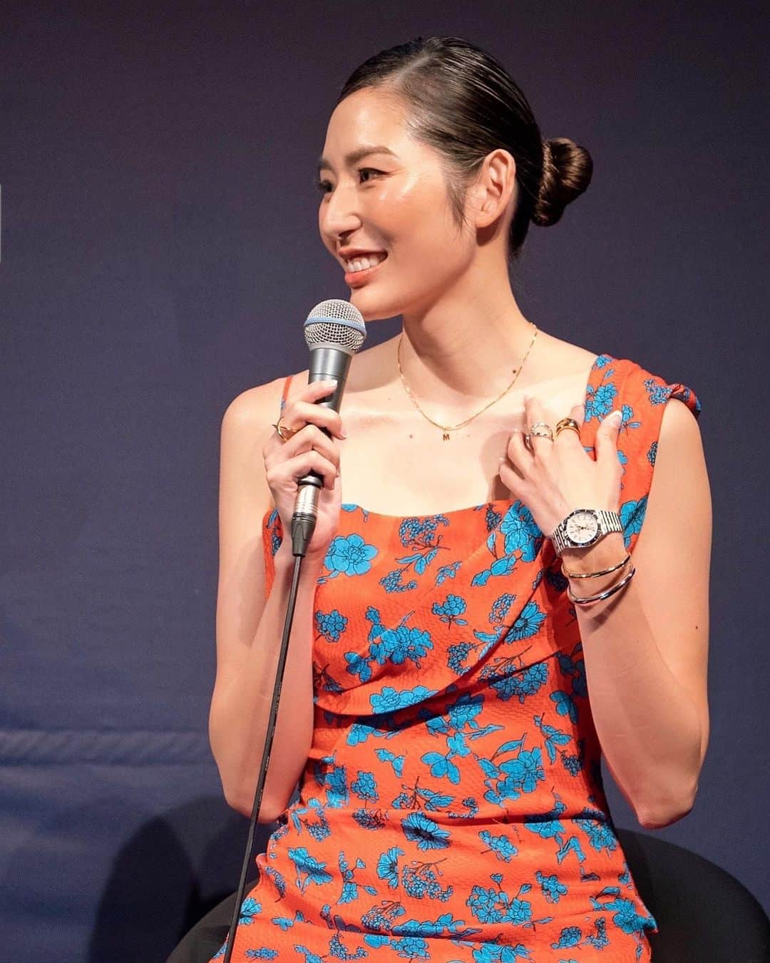 福田萌子さんのインスタグラム写真 - (福田萌子Instagram)「先日行われたブライトリングメンバーズサロンでゲストとしてトークショーに登壇させて頂きました⌚✨ 会場では全モデルの時計を観ることができました😊 ブライトリングは、1884年にレオン・ブライトリングがストップウォッチなどの計器を作る工房をスイスの山岳地方で開設したのが始まりです✈️　飛行機用の計器やパイロット向けの腕時計で知られたブランドですね。 機能美に優れた時計を身につけると、時間を大切にしなくてはと改めて感じます🤲🏻 今しかない、一瞬を、出来る限り感じて生きていきたいですね✨  #breitling #chronomat  #squadonamission #ブライトリング #クロノマット #クラブブライトリングメンバーズサロン」6月21日 18時07分 - moekofukuda