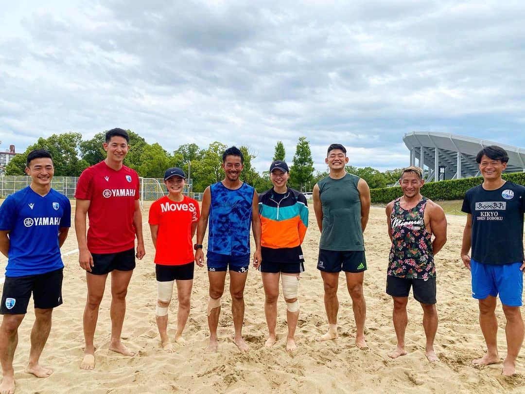 藤田慶和のインスタグラム：「Beach Day🍑 汗だくなりながら自分の弱みを炙り出してくれるビーチトレーニング！！ ここから積み上げれるよう頑張ります！ 佐藤さんありがとうございました🙏 #beachtraining #ラグビー #ハンドボール」