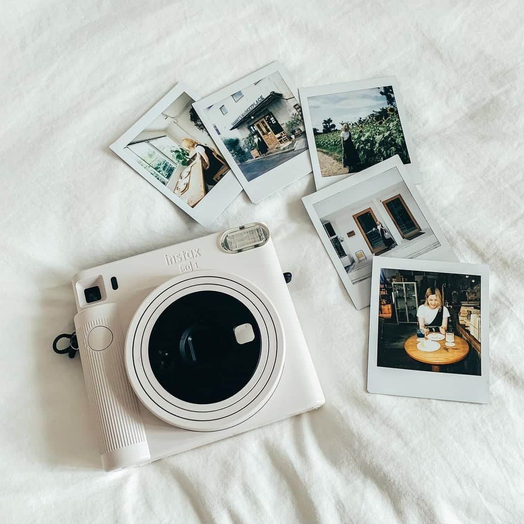 Fujifilm instaxさんのインスタグラム写真 - (Fujifilm instaxInstagram)「＼使ってみたい！と思ったら「📷」でコメントしてくださいね／ 【お出かけのマストアイテム🤍INSTAX SQUARE SQ1】  モダンなフォルムが魅力のINSTAX SQUARE SQ1🕊 ついついお出かけに持っていきたくなるデザインです💼  スクエアフォーマットのチェキが撮影できるから、訪れたおしゃれカフェも広々と写せます☕️  どこへ行くのも、チェキと一緒に。 日常の一瞬を、味わい深い雰囲気で形に残しませんか？🥰  Special Thanks😌 @h_k_r_n__  ﹋﹋﹋﹋﹋﹋﹋﹋﹋﹋﹋﹋﹋﹋﹋﹋﹋﹋﹋﹋﹋﹋﹋﹋ ˗ˏˋ 「𝐢𝐧𝐬𝐭𝐚𝐱 <チェキ> 」公 式 ア カ ウ ン ト ˎˊ˗ 　チェキを楽しむためのヒントをたっぷりとお届け…🤍   　📷新商品情報 　📷すてきな投稿紹介  　📷 撮影アイデア  🏷 #チェキ #instax  タグ付け&メンションしてね♡  素敵な投稿はこのアカウントで紹介しちゃうかも🌷   𝑪𝑯𝑬𝑪𝑲 👉@cheki_instax ﹋﹋﹋﹋﹋﹋﹋﹋﹋﹋﹋﹋﹋﹋﹋﹋﹋﹋﹋﹋﹋﹋﹋﹋ #チェキ #INSTAXlife #INSTAX #INSTAXmini  #INSTAXcamera #cheki #FUJIFILM #富士フイルム #チェキのある生活 #マイチェキ #INSTAXSQUARESQ1 #インスタックススクエア #フィルムカメラのある生活 #フィルムカメラ #selfie #カメラ女子 #チェキ女子 #おでかけ記録 #カフェめぐり #カフェ活 #おしゃれ好き #マストアイテム #シンプルコーデ #カジュアル #置き画倶楽部 #お気に入りと暮らす #ましかく写真」6月21日 18時00分 - cheki_instax