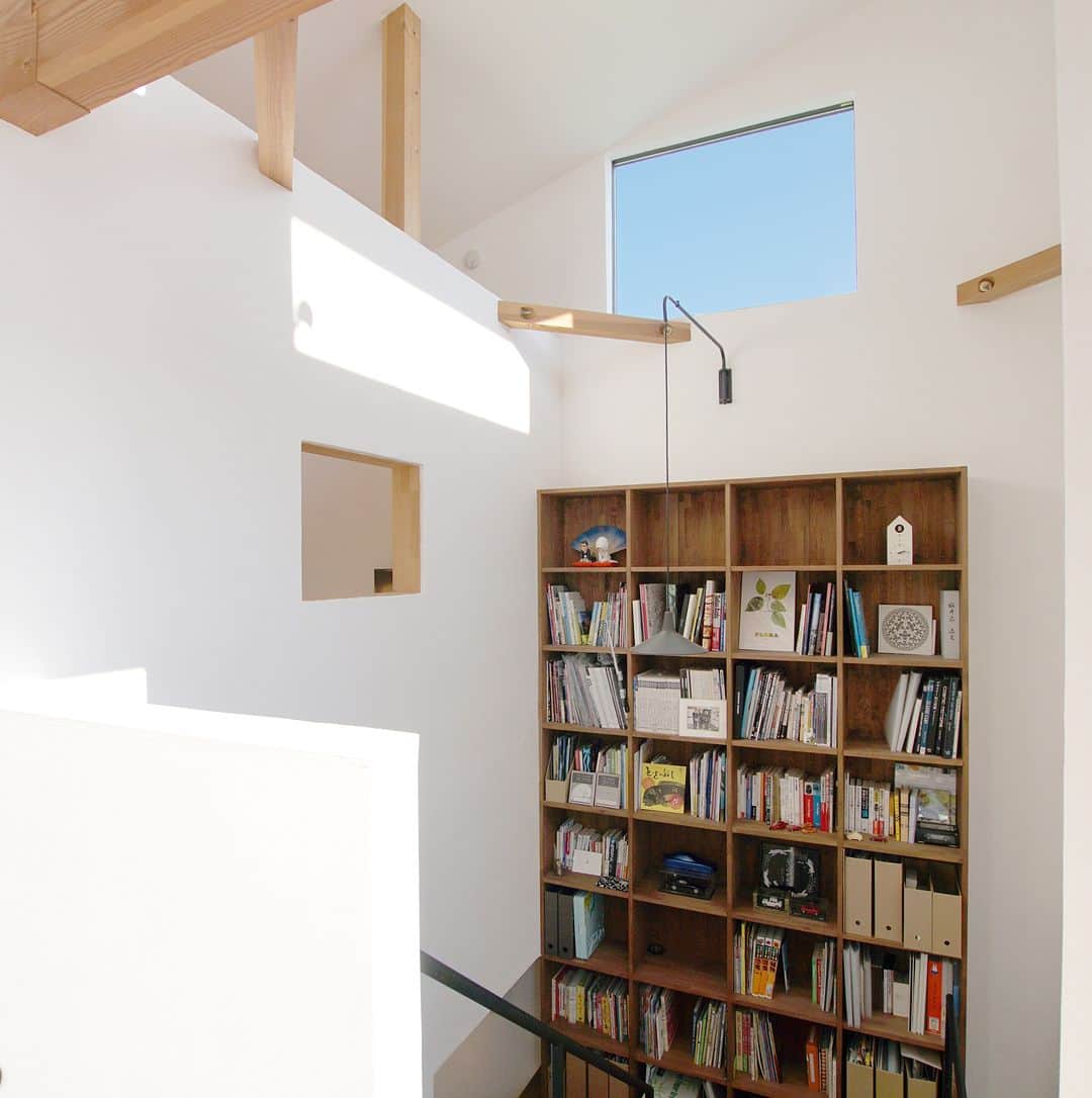 satsumahomeのインスタグラム：「壁面に作られたオリジナルの本棚📚  ＿＿＿＿＿＿＿＿＿＿＿＿＿＿＿＿＿＿＿＿＿＿＿＿＿  「体に良くないものは使わない」  漆喰や無垢材などの自然素材だけを使って建てる。 体に安心・安全な無添加の家。 豊中市・箕面市を中心とした北摂エリアで注文住宅を建てる専門工務店です。 ＿＿＿＿＿＿＿＿＿＿＿＿＿＿＿＿＿＿＿＿＿＿＿＿＿＿ さつまのリフォーム ▷@picnicstudio_osaka さつまの不動産　 ▷@sh.fudousan さつまのLINE ▷@sh.lineinfo さつまの工事現場 ▷@sh.factories  #さつまホーム #無添加住宅 #漆喰  #マイホーム記録 #注文住宅 #家づくり #施工事例 #いえすたぐらむ #おうち時間を楽しむ #ルームツアー #後悔しない家づくり #工務店だからつくれる家 #こだわりの家 #高気密高断熱 #設計事務所 #HEAT20 #自然素材の家 #本棚 #天窓」